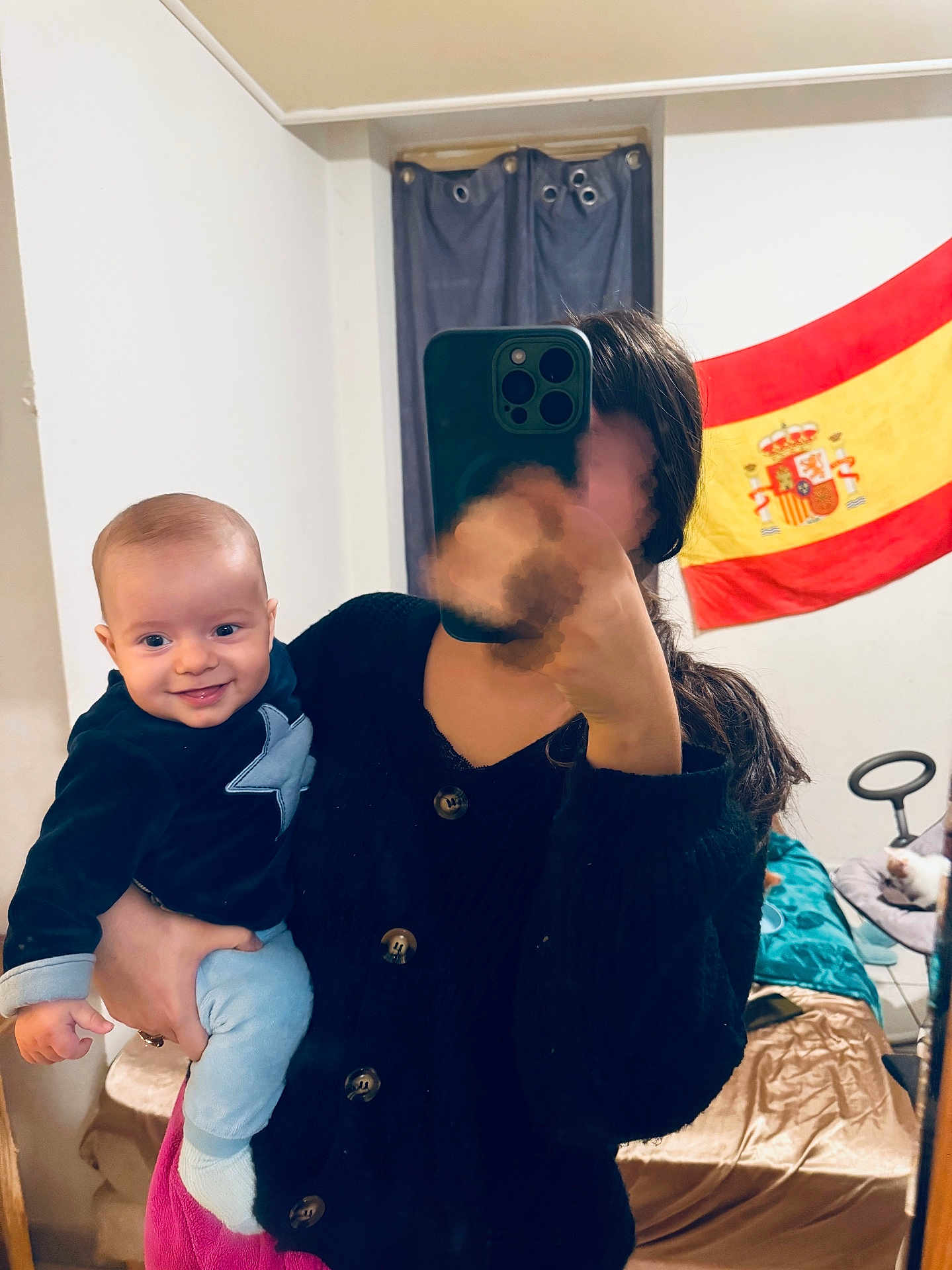 Naïmen a rejoint le concours — aidez-le/la à gagner de superbes lots ! baby, child, person, indoor, selfie, phone, mirror, clothing, flag, spanish_flag, curtain, bed, blanket, smile, hand, hair, room, furniture, casual, holding