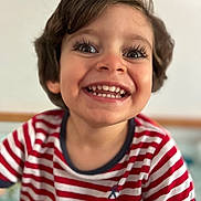 Nael a rejoint le concours — aidez-le/la à gagner de superbes lots ! casual_clothing, cheerful, child, childhood, close_up, cute, expression, eyelashes, face, hair, happy, indoors, joyful, person, portrait, skin, smiling, striped_shirt, toddler, young