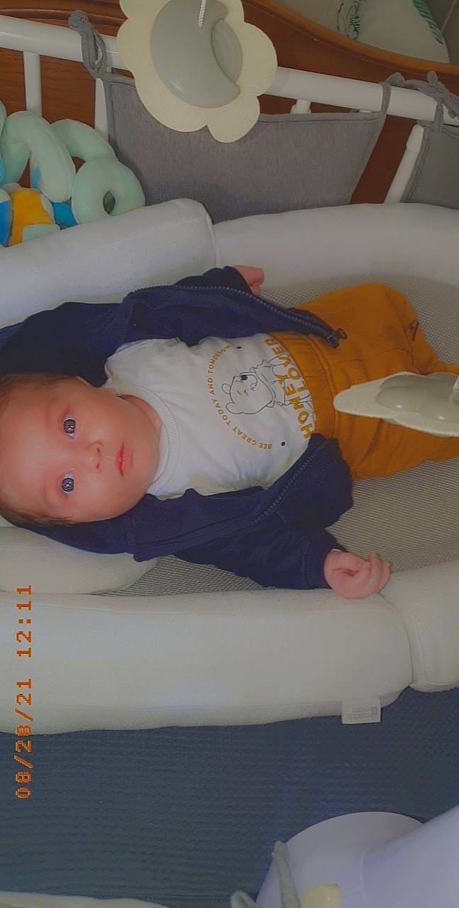 Alessio participe au concours pour gagner de l'argent avec cette photo : baby, baby_products, baby_safety, baby_sleeping, baby_toddler_clothing, bed, bedding, bedtime, child, comfort, infant_bed, linens, nap, person, room, sleep, toddler