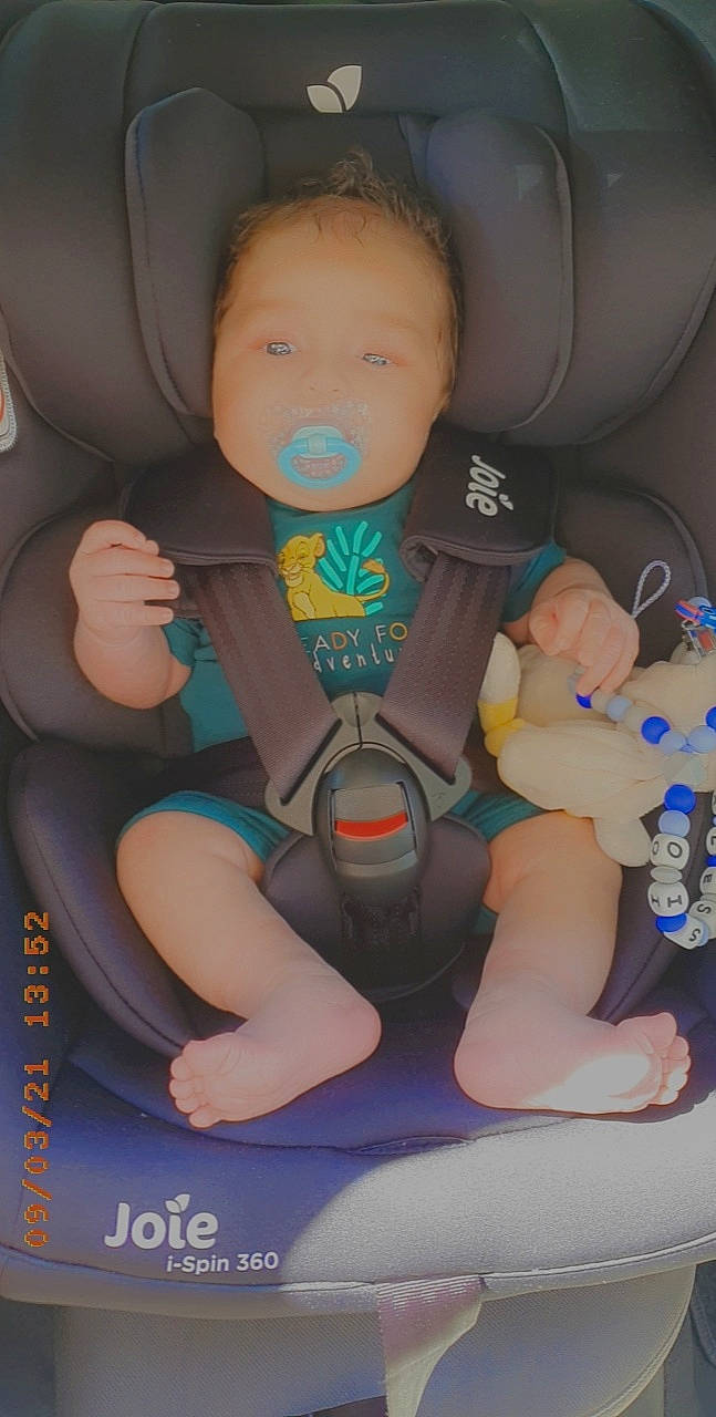 Alessio a rejoint le concours — aidez-le/la à gagner de superbes lots ! baby, baby_in_car_seat, baby_products, baby_toddler_clothing, blue, bottle, car_seat, car_seat_cover, cheek, comfort, finger, head_restraint, motor_vehicle, person, plastic_bottle, seat_belt, thigh, thumb, toddler, vehicle_door