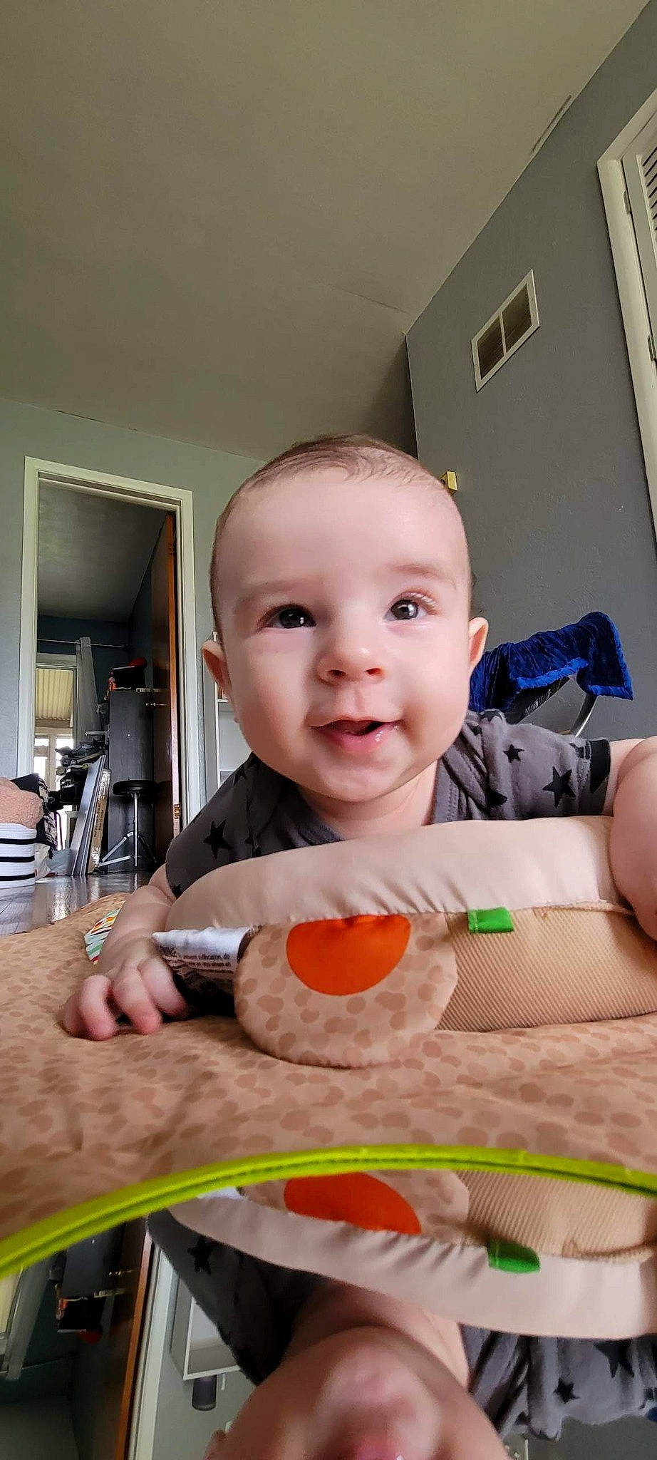 Finn is registered to the contest to win money with this photo: baby, baby_playing_with_toys, calabaza, chair, cheek, child, flooring, fun, happy, mouth, nose, person, pumpkin, sitting, smile, t_shirt, tableware, thumb, toddler, vegetable