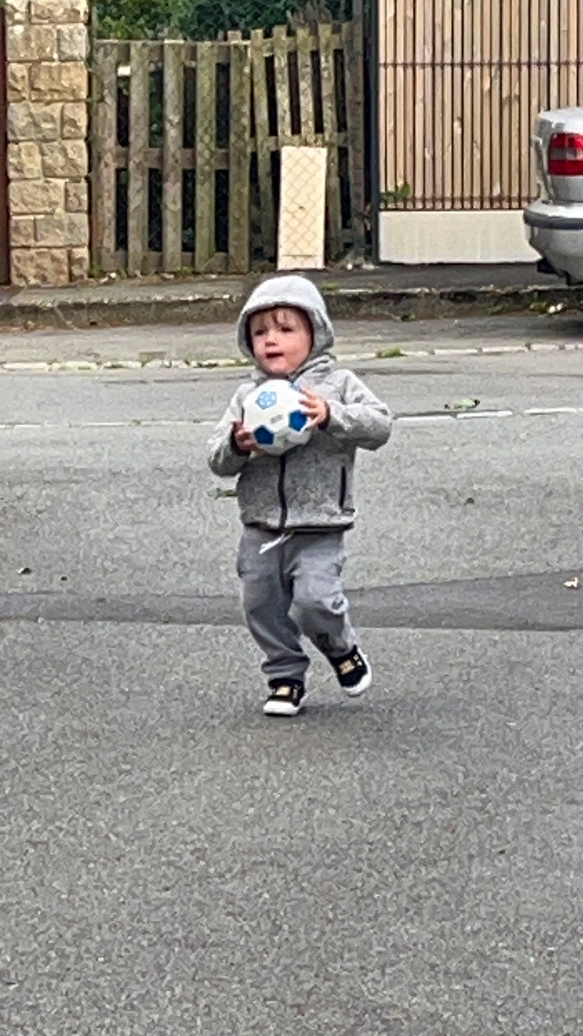 Gabyn participe au concours pour gagner de l'argent avec cette photo : asphalt, child, city, cobblestone, concrete, flooring, fun, headwear, pedestrian, person, recreation, road, road_surface, sidewalk, sitting, standing, street, toddler, town, vehicle_registration_plate