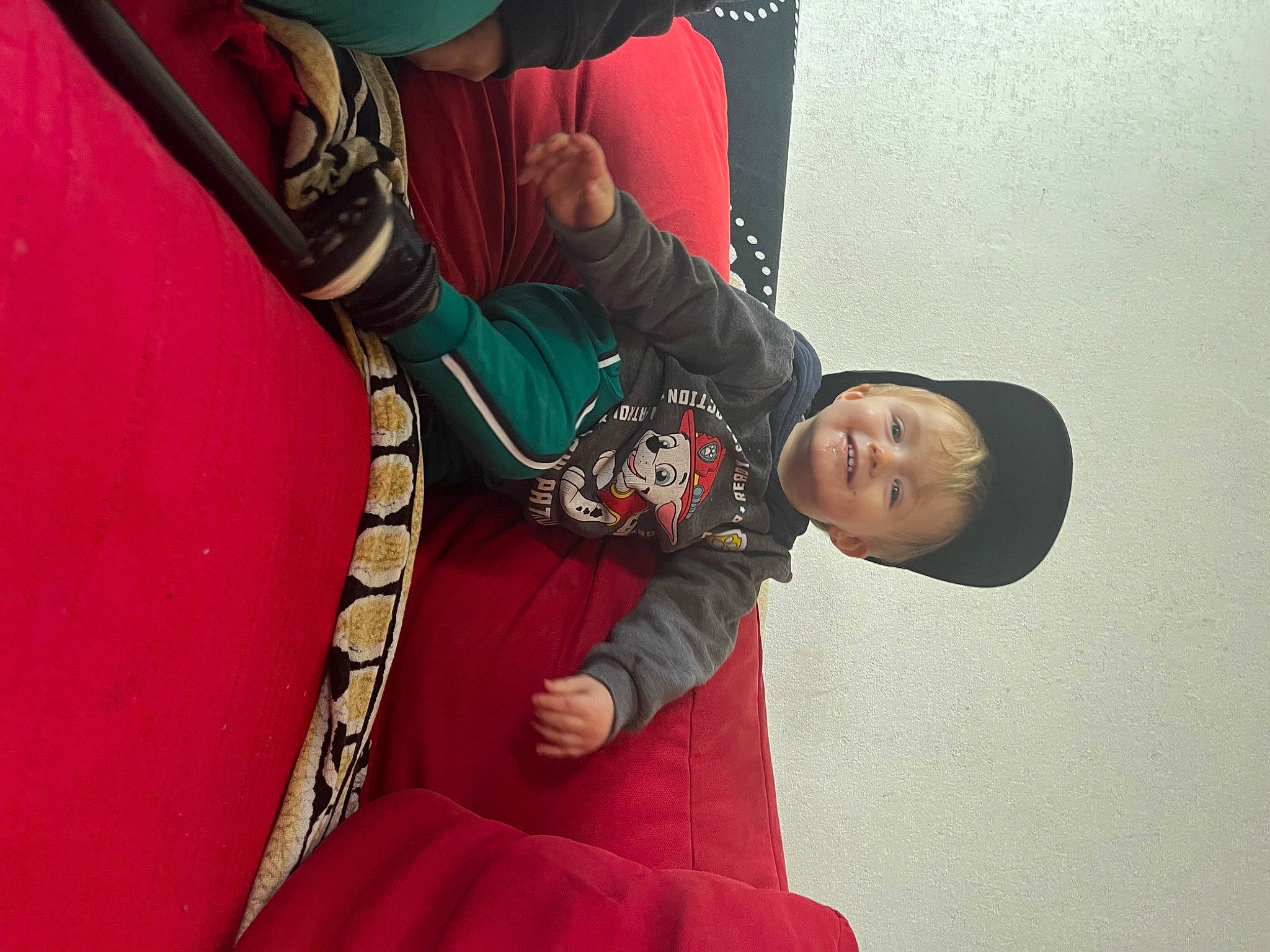 Gabyn participe au concours pour gagner de l'argent avec cette photo : carmine, costume, elbow, entertainment, event, fashion_design, formal_wear, fun, joy, magenta, performance, performing_arts, person, public_event, sitting, sleeve, tradition, wrist