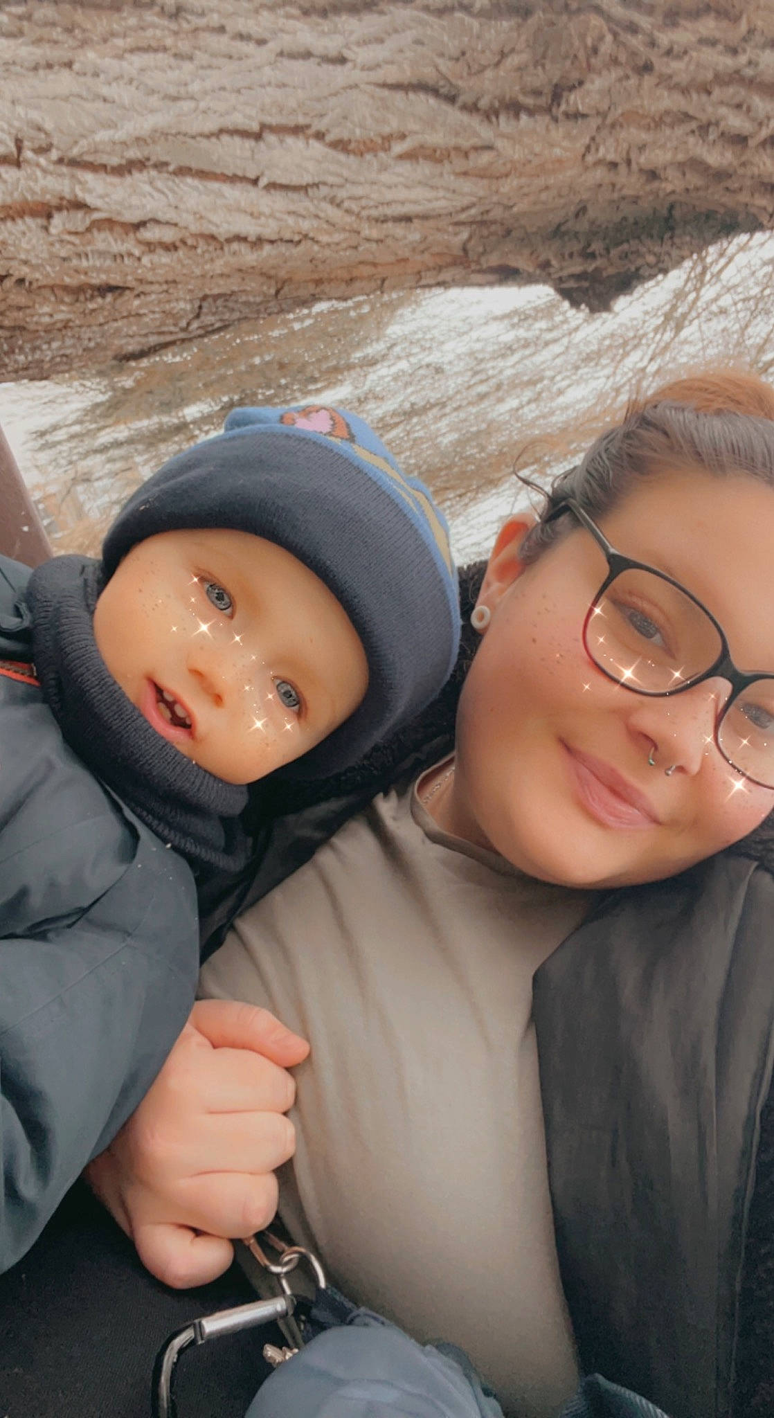 Gabyn a rejoint le concours — aidez-le/la à gagner de superbes lots ! adventure, beanie, cap, child, eye, eyewear, face, freezing, fun, gesture, happy, headwear, joy, nose, person, recreation, skin, smile, thumb, tree