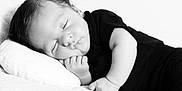 Zéphyr participe au concours pour gagner de l'argent avec cette photo : baby, black_and_white, calm, child, close_up, cozy, cute, face, hands, infant, monochrome, newborn, peaceful, pillow, portrait, relaxation, resting, sleeping, soft_texture, toddler