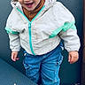 Warren a rejoint le concours — aidez-le/la à gagner de superbes lots ! child, toddler, happy, smiling, jacket, jeans, curly_hair, top_bun, outdoor, playful, person, casual_clothing, standing, portrait, face, young_child, blue_jeans, white_jacket, curiosity, fun
