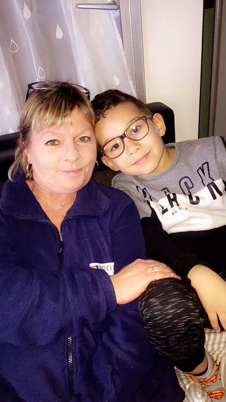 Sheim a rejoint le concours — aidez-le/la à gagner de superbes lots ! eyewear, friendship, fun, glasses, hug, interaction, joy, person, smile, vision_care