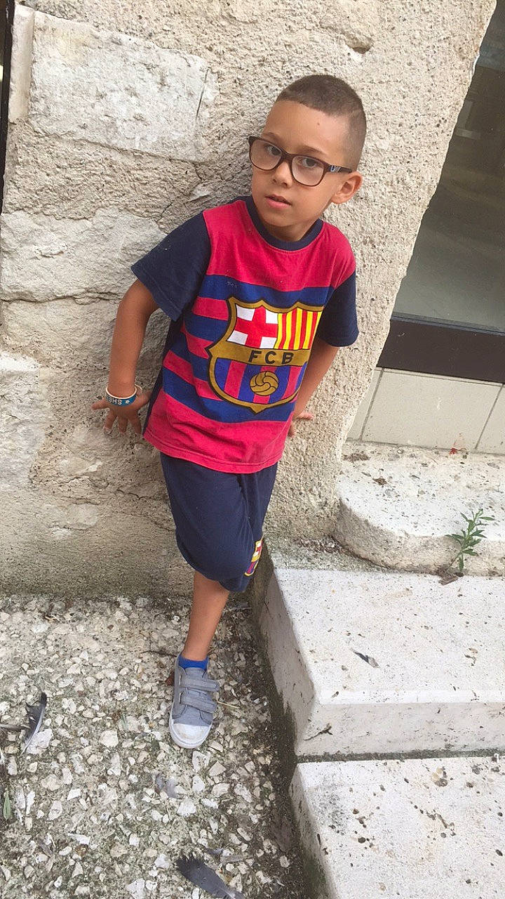 Sheim participe au concours pour gagner de l'argent avec cette photo : cool, eyewear, footwear, fun, glasses, leg, person, recreation, shoe, shorts, smile, street_fashion, t_shirt, vacation, yellow