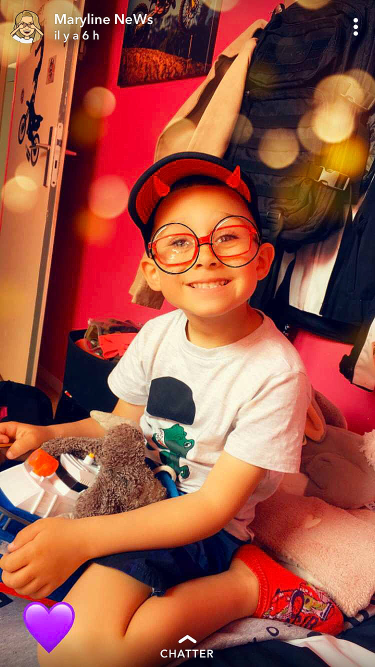Shèïm participe au concours pour gagner de l'argent avec cette photo : child, ear, eyewear, glasses, happy, joy, leg, person, photography, smile, teddy_bear, toddler