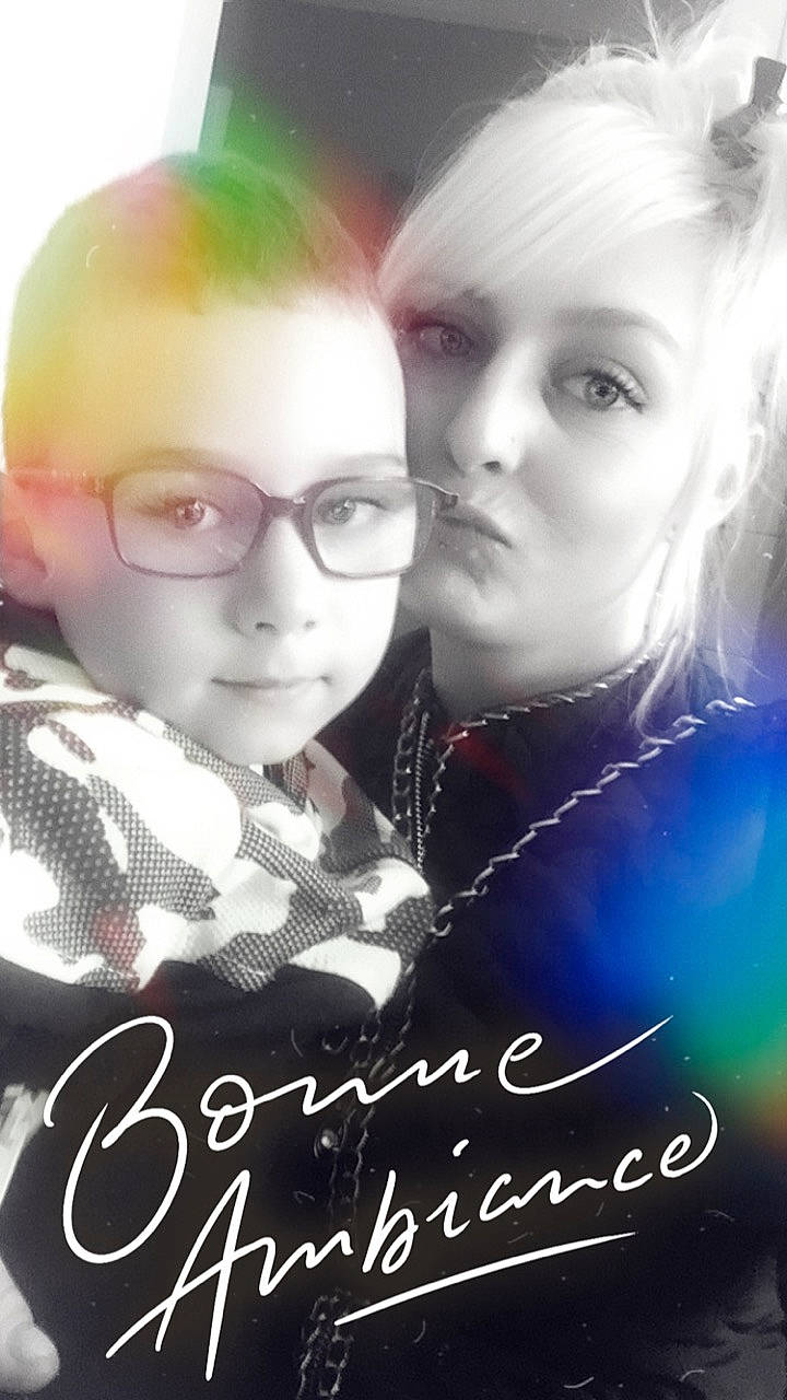 Shèïm a rejoint le concours — aidez-le/la à gagner de superbes lots ! cool, eyewear, glasses, graphic_design, happy, love, person, photography, selfie, smile, vision_care