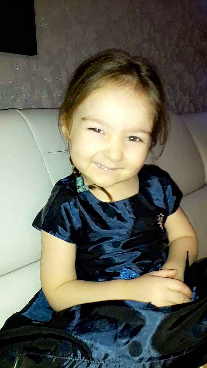 Mylana participe au concours pour gagner de l'argent avec cette photo : cheek, child, joy, person, sitting, smile, toddler