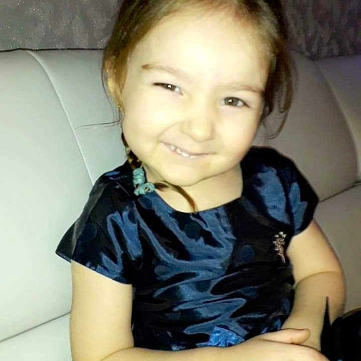 Mylana participe au concours pour gagner de l'argent avec cette photo : cheek, child, joy, person, sitting, smile, toddler
