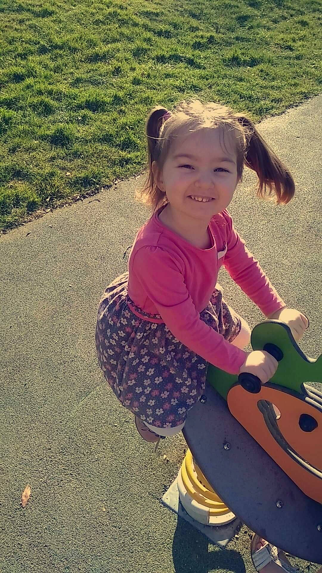 Mylana a rejoint le concours — aidez-le/la à gagner de superbes lots ! child, cool, fun, grass, happy, headwear, joy, person, plant, play, playground, public_space, recreation, sitting, smile, toddler, tree, vacation