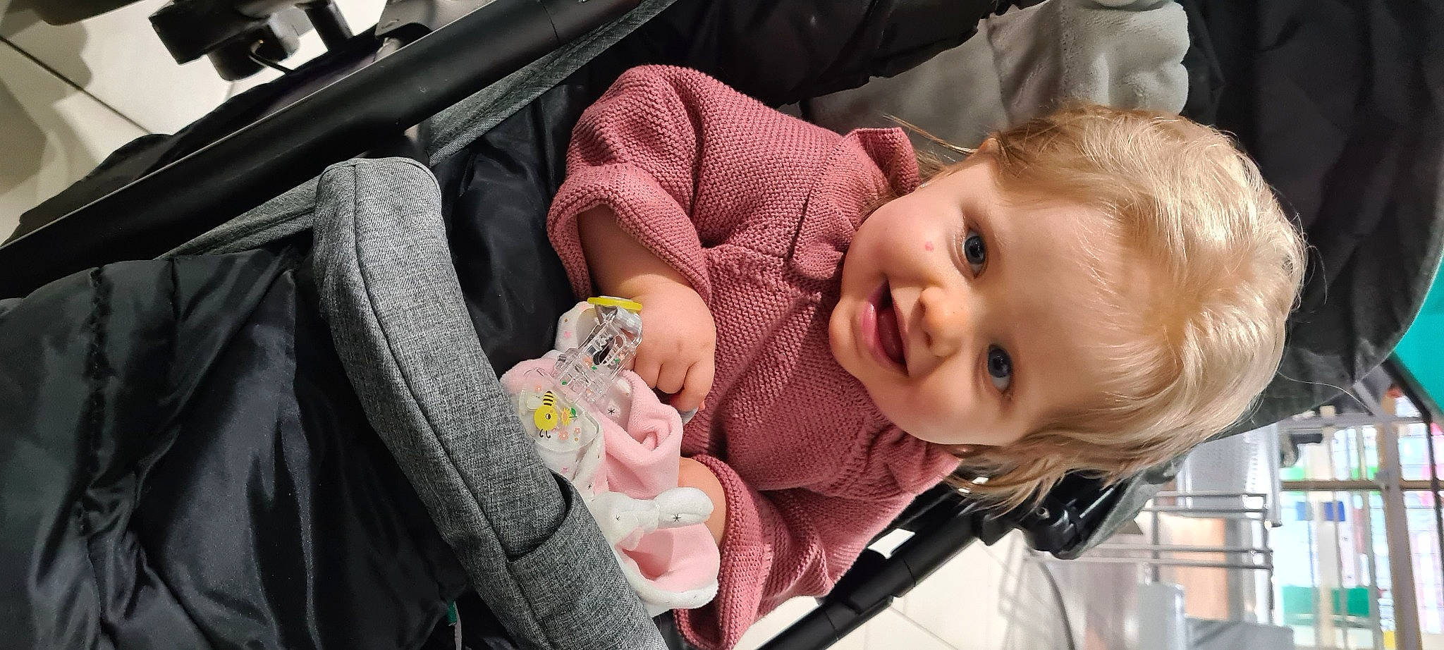Alexa a rejoint le concours — aidez-le/la à gagner de superbes lots ! baby, baby_carriage, baby_toddler_clothing, car, car_seat, cheek, comfort, human_body, iris, lip, mouth, nose, person, product, seat_belt, skin, smile, toddler, tree, vehicle_door