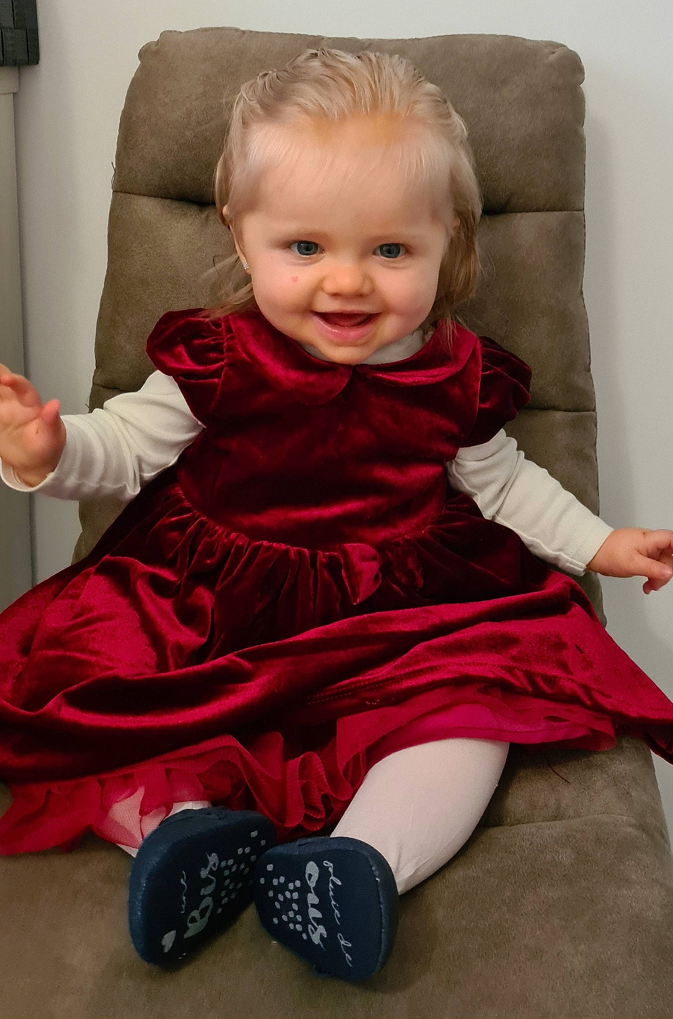 Alexa a rejoint le concours — aidez-le/la à gagner de superbes lots ! baby_toddler_clothing, cheek, clothing, comfort, couch, face, hair, hairstyle, head, iris, joint, joy, neck, outerwear, person, pink, purple, shoulder, skin, sleeve