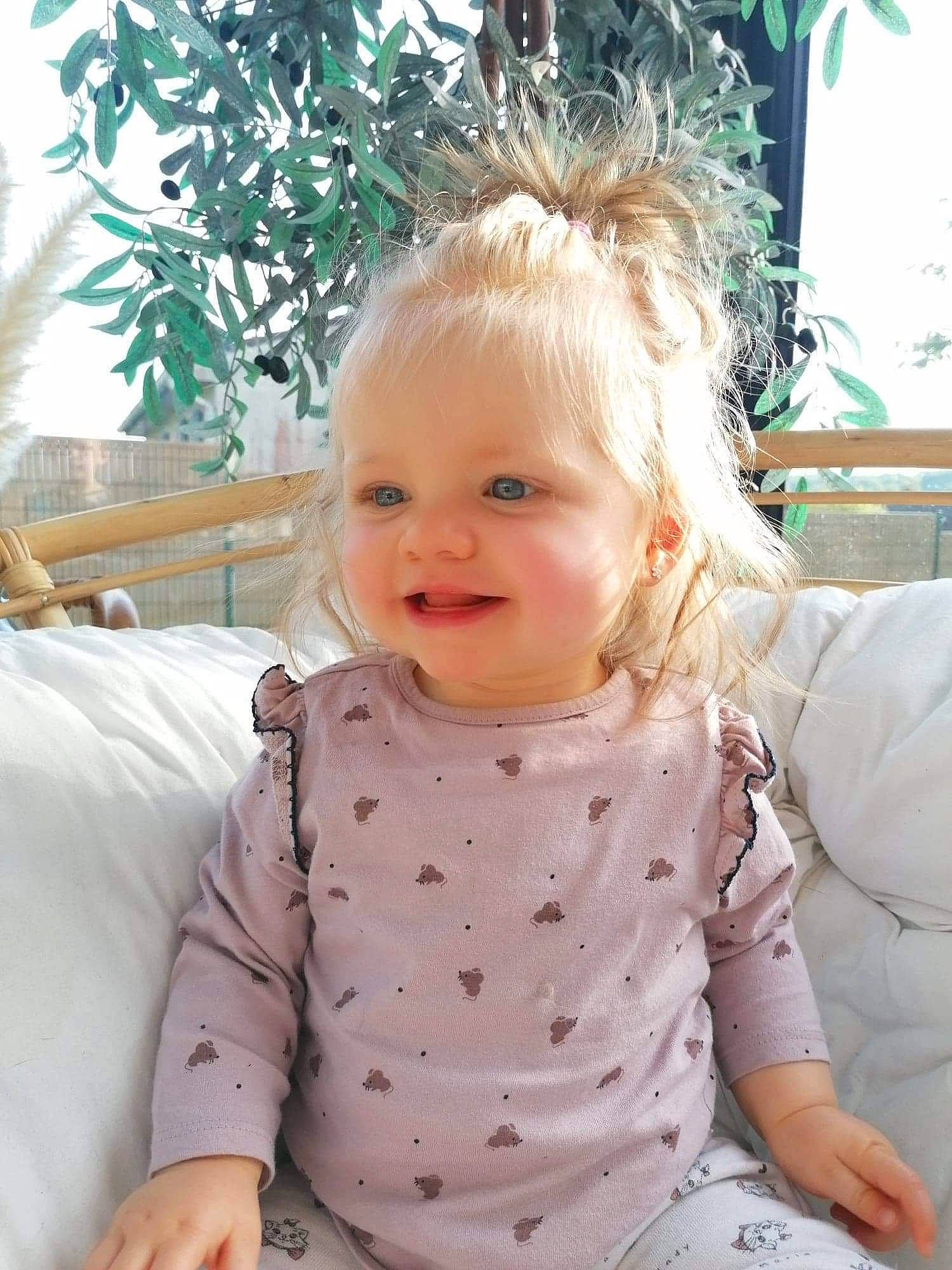 Alexa a rejoint le concours — aidez-le/la à gagner de superbes lots ! baby, baby_toddler_clothing, cheek, child, facial_expression, fun, grass, hairstyle, happy, iris, joy, lip, pattern, person, pink, skin, sleeve, smile, standing, summer