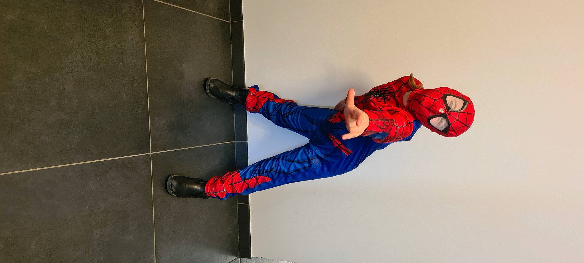 Emma a rejoint le concours — aidez-le/la à gagner de superbes lots ! boot, carmine, concrete, costume, denim, electric_blue, flooring, human_leg, jacket, jeans, knee, outdoor_shoe, person, personal_protective_equipment, recreation, sitting, sneakers, sportswear, street_fashion, toddler