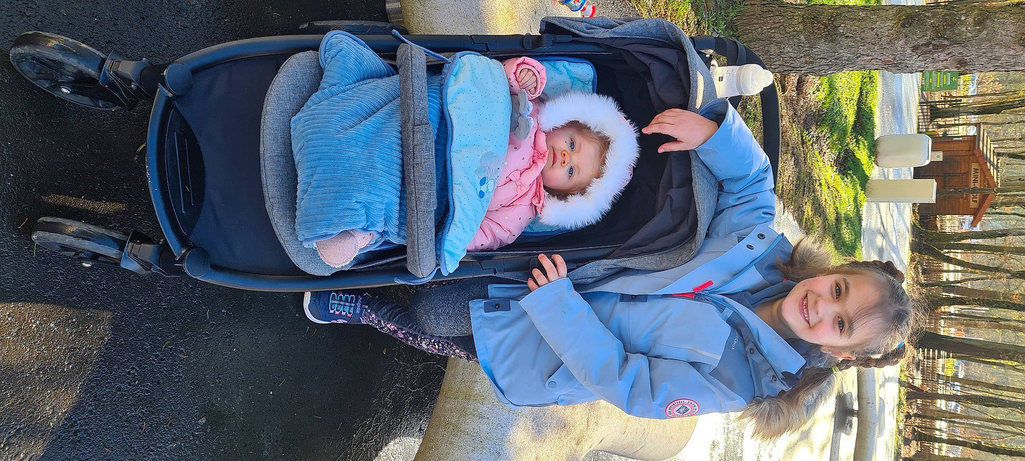 Emma participe au concours pour gagner de l'argent avec cette photo : baby, baby_carriage, baby_products, baby_toddler_clothing, cheek, child, comfort, cool, electric_blue, fun, grass, joy, lap, leisure, person, plant, sitting, skin, smile, toddler