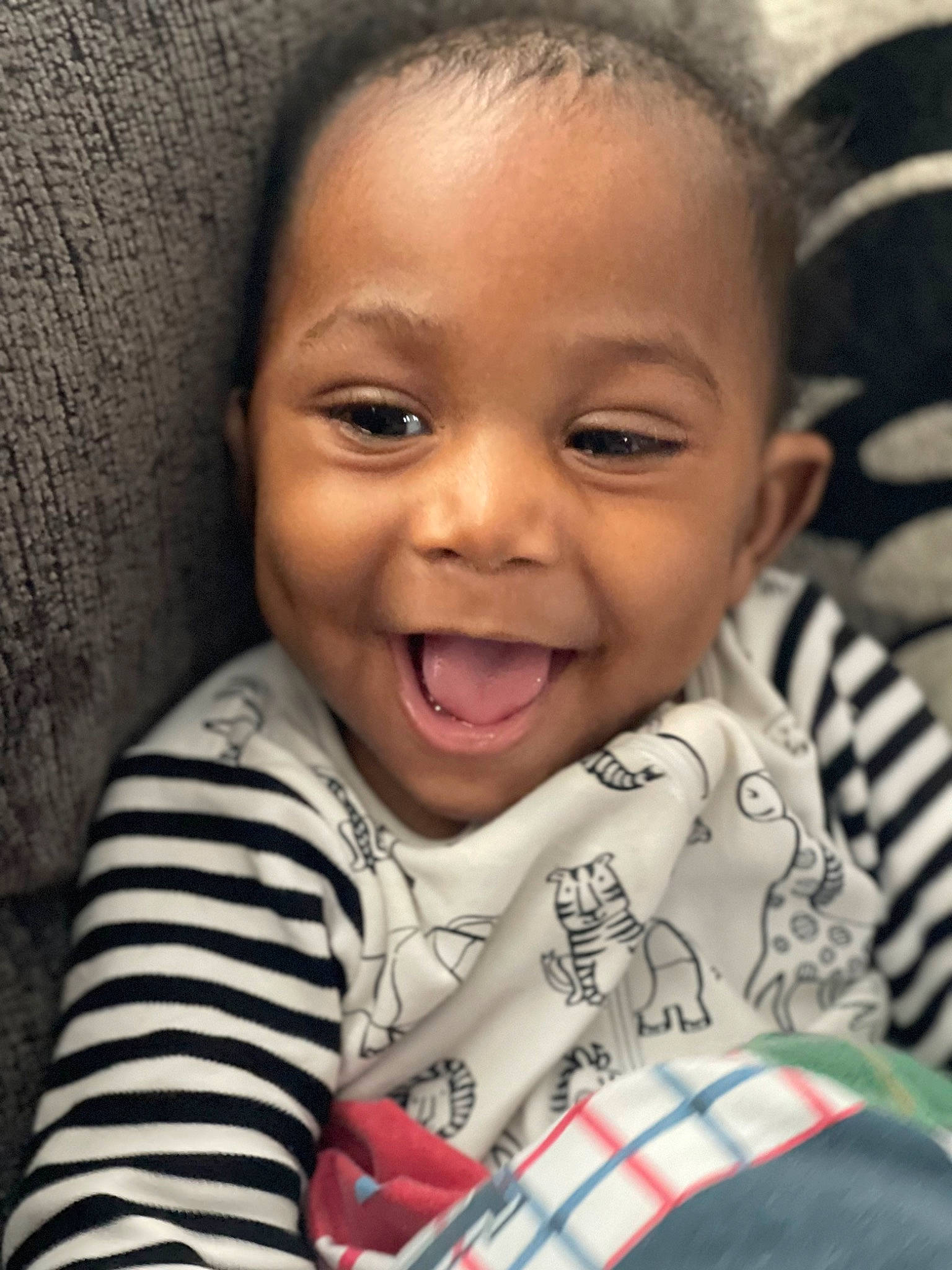 Sylas is registered to the contest to win money with this photo: baby, baby_toddler_clothing, cheek, chin, eye, eyebrow, forehead, gesture, happy, iris, lip, mouth, nose, organ, person, skin, sleeve, smile, tartan, toddler