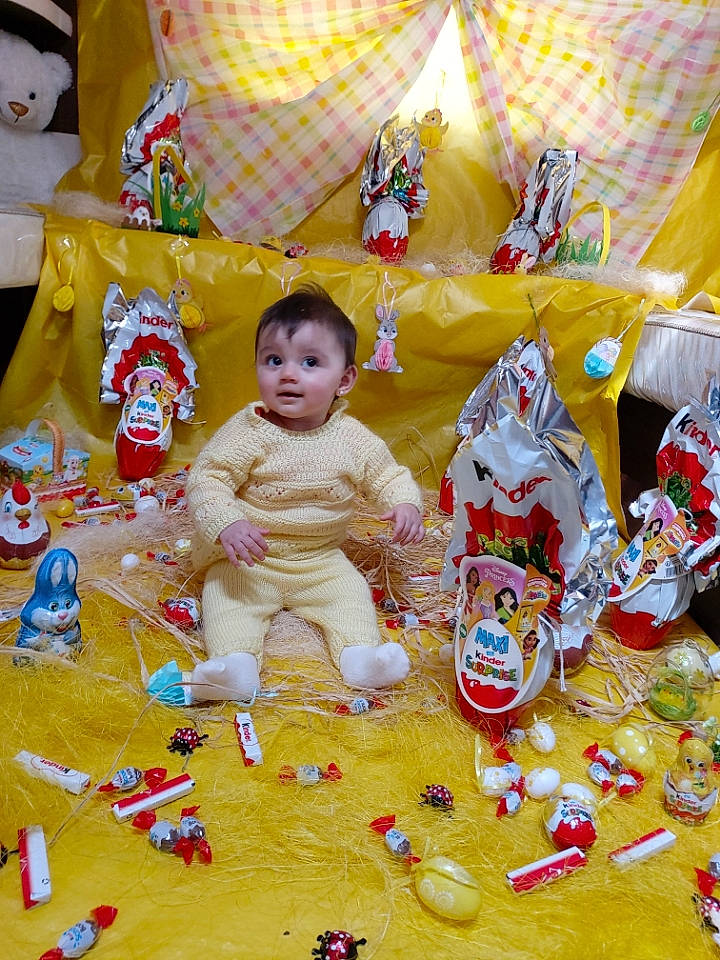 Sway participe au concours pour gagner de l'argent avec cette photo : baby, baby_products, baby_toddler_clothing, baby_toys, child, christmas, christmas_eve, event, flooring, fun, happy, holiday, party_supply, person, play, room, stuffed_toy, toddler, toy, tradition