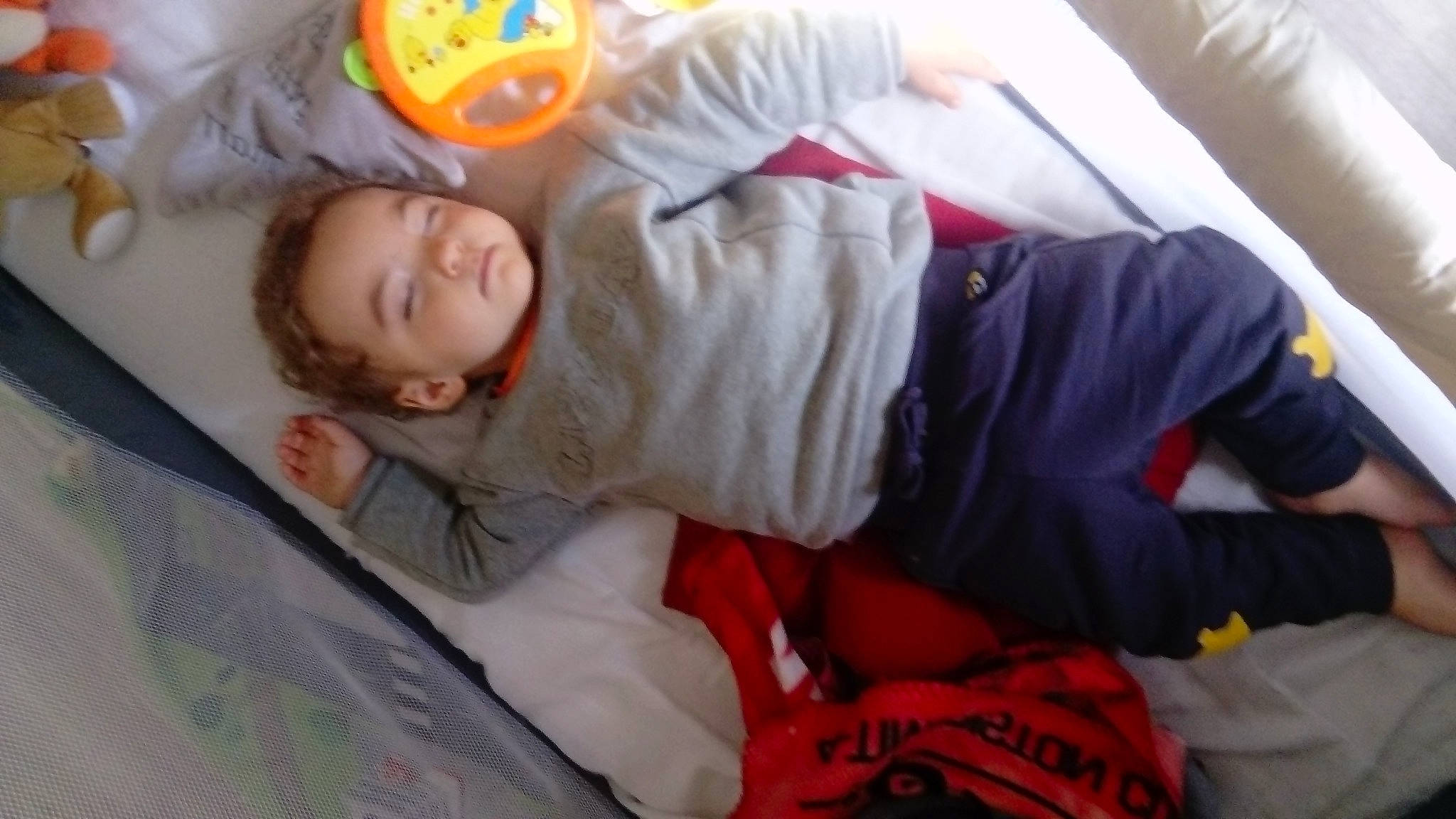 Bryan a rejoint le concours — aidez-le/la à gagner de superbes lots ! baby, baby_toddler_clothing, bed, bedtime, carmine, child, comfort, elbow, fun, happy, leisure, linens, mouth, nap, person, room, sitting, sleep, smile, t_shirt