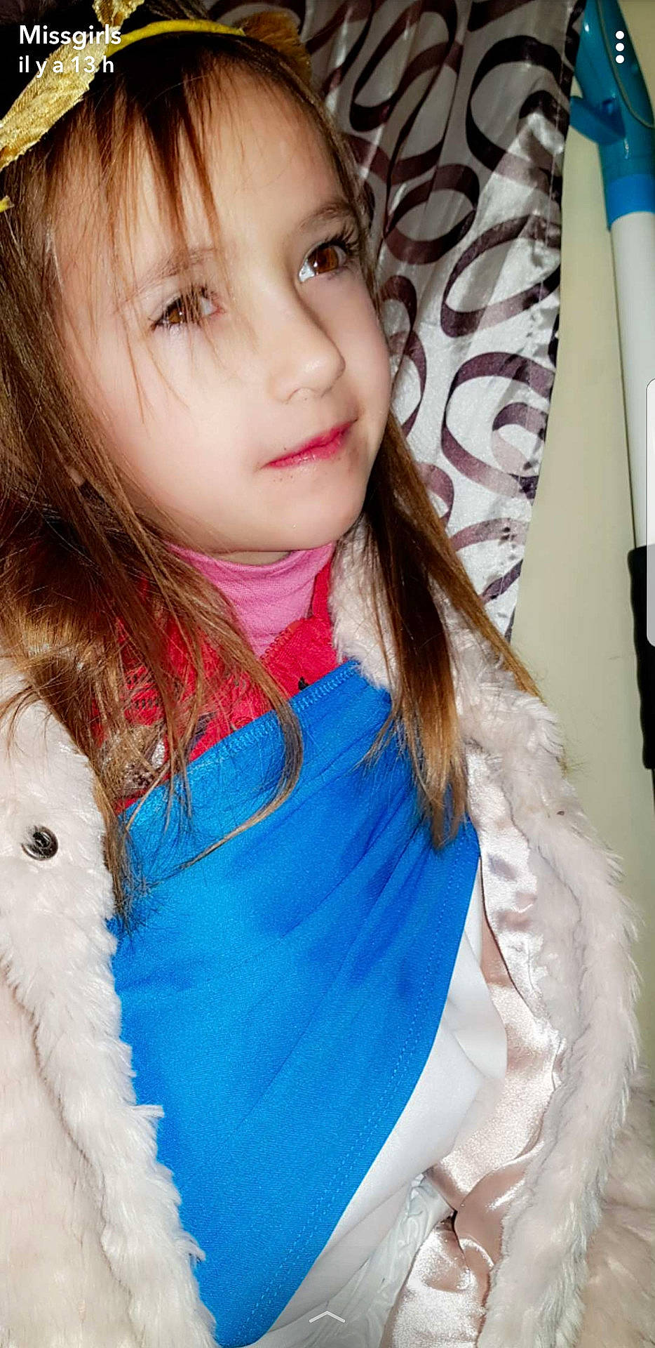 Celya participe au concours pour gagner de l'argent avec cette photo : beauty, brown_hair, cheek, child, child_model, eye, fun, fur, girl, hair_accessory, hair_coloring, hairstyle, human_hair_color, long_hair, person, skin, smile, textile