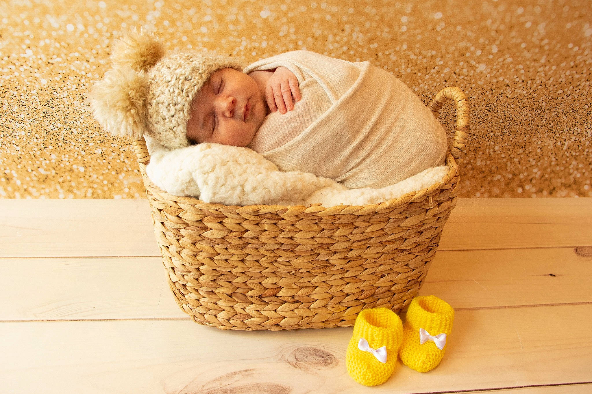 Eline a rejoint le concours — aidez-le/la à gagner de superbes lots ! baby, baby_products, baby_safety, baby_sleeping, baby_toddler_clothing, basket, comfort, flooring, happy, hardwood, headwear, infant_bed, ingredient, linens, natural_foods, person, room, storage_basket, toddler, wicker