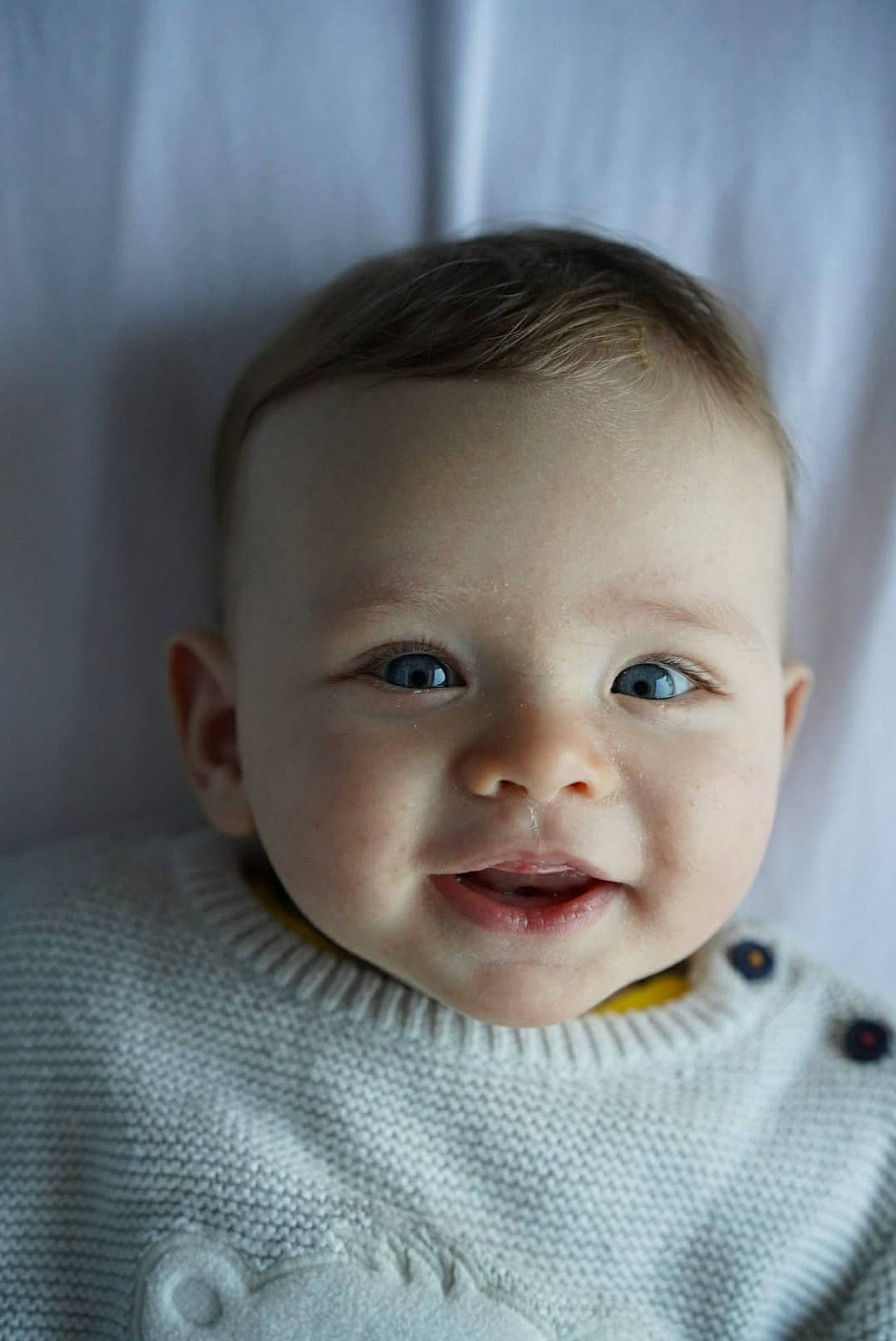 Louis a rejoint le concours — aidez-le/la à gagner de superbes lots ! baby, baby_toddler_clothing, cheek, child, collar, ear, eyebrow, eyelash, flash_photography, happy, iris, joy, lip, nose, person, portrait_photography, sitting, skin, sleeve, smile
