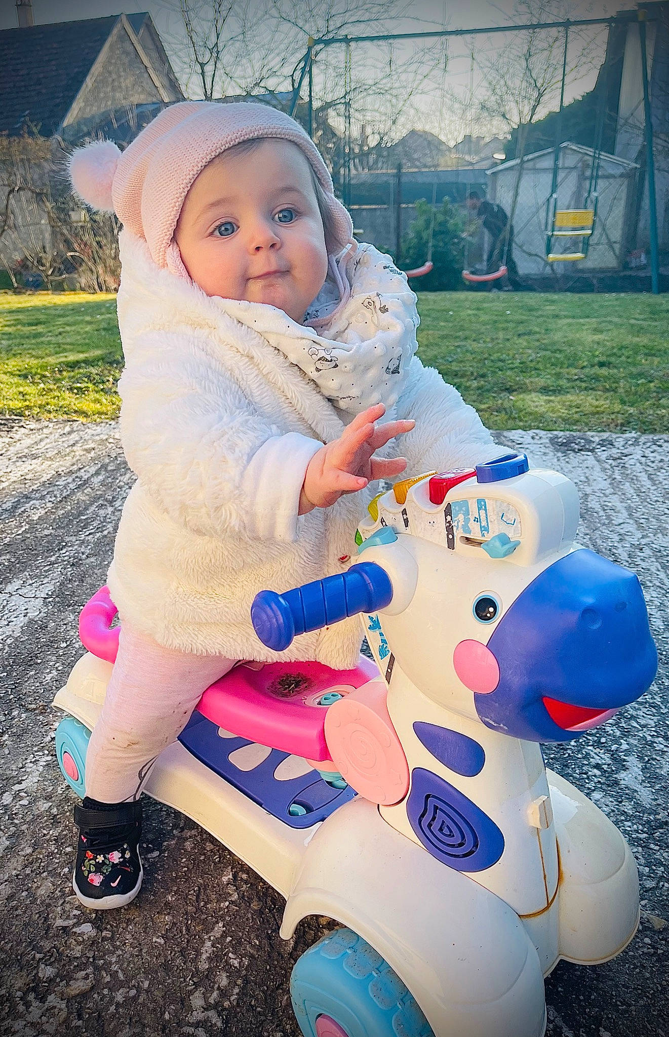 Thessa participe au concours pour gagner de l'argent avec cette photo : baby, baby_toddler_clothing, blue, cap, child, electric_blue, fun, grass, happy, headwear, lap, leisure, people_in_nature, person, pink, plant, recreation, shoe, sitting, toddler