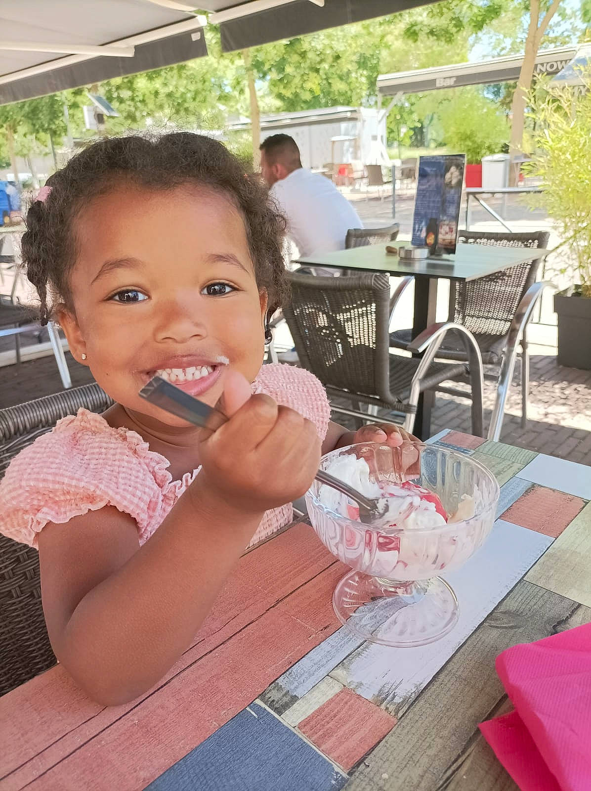 Madisone participe au concours pour gagner de l'argent avec cette photo : chair, child, fun, happy, joy, leisure, outdoor_furniture, outdoor_table, person, plant, public_space, recreation, sitting, skin, smile, summer, table, tableware, thumb, toddler