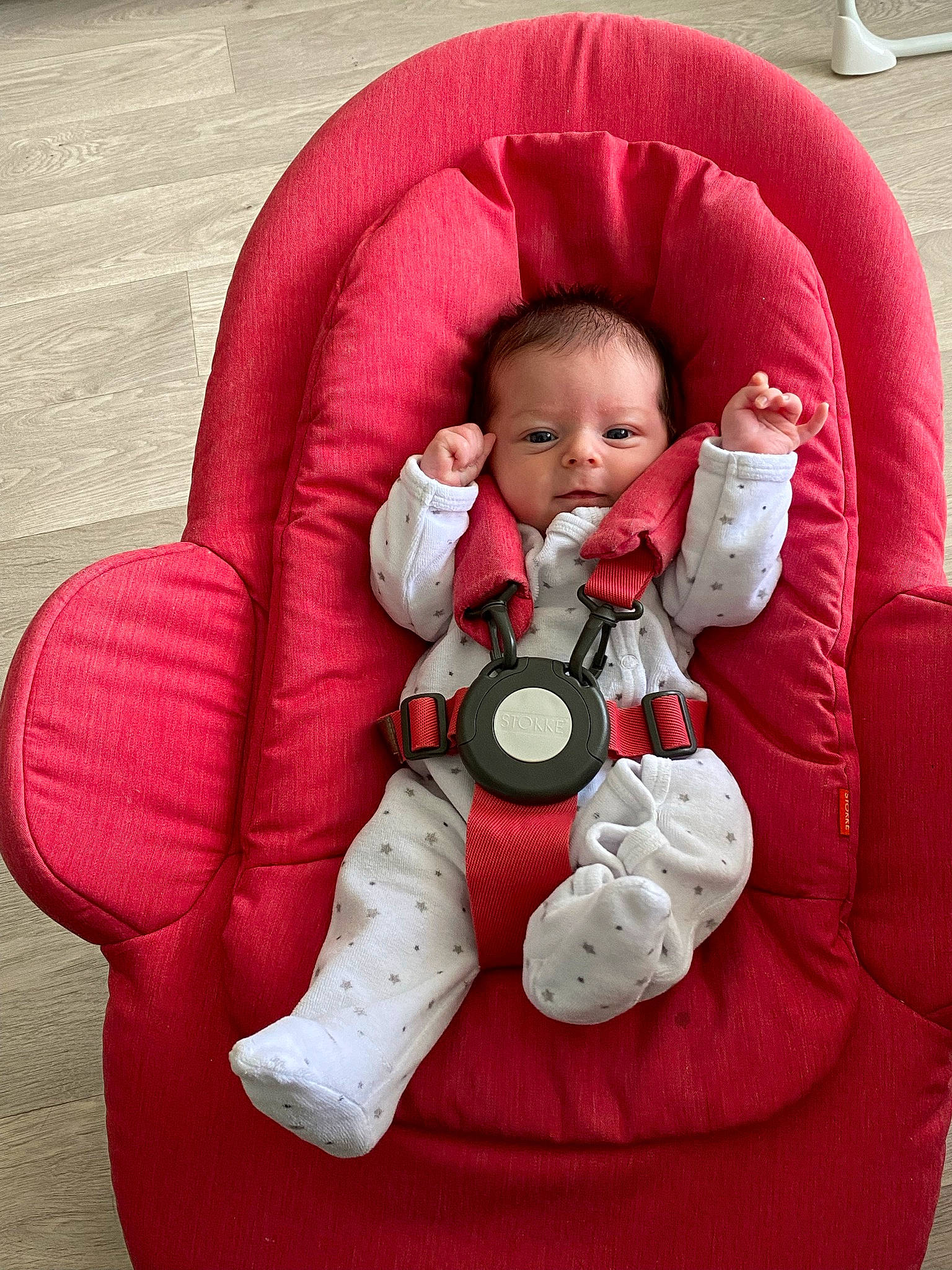Evan participe au concours pour gagner de l'argent avec cette photo : baby, baby_carriage, baby_products, baby_safety, baby_toddler_clothing, car_seat, carmine, cheek, child, comfort, facial_expression, head, human_body, lap, outerwear, person, red, sitting, skin, sleeve
