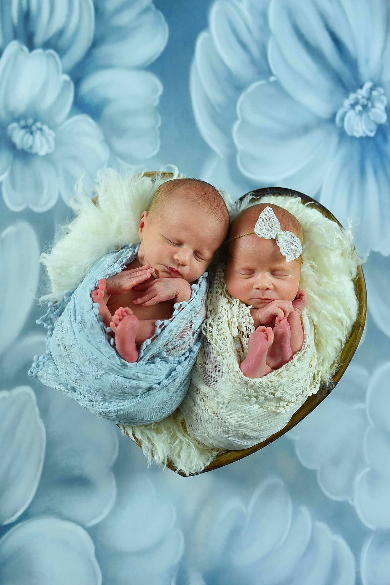 Léïa participe au concours pour gagner de l'argent avec cette photo : aqua, azure, baby, baby_products, baby_sleeping, baby_toddler_clothing, child, comfort, event, gesture, happy, linens, pattern, people_in_nature, person, petal, picture_frame, pink, product, textile