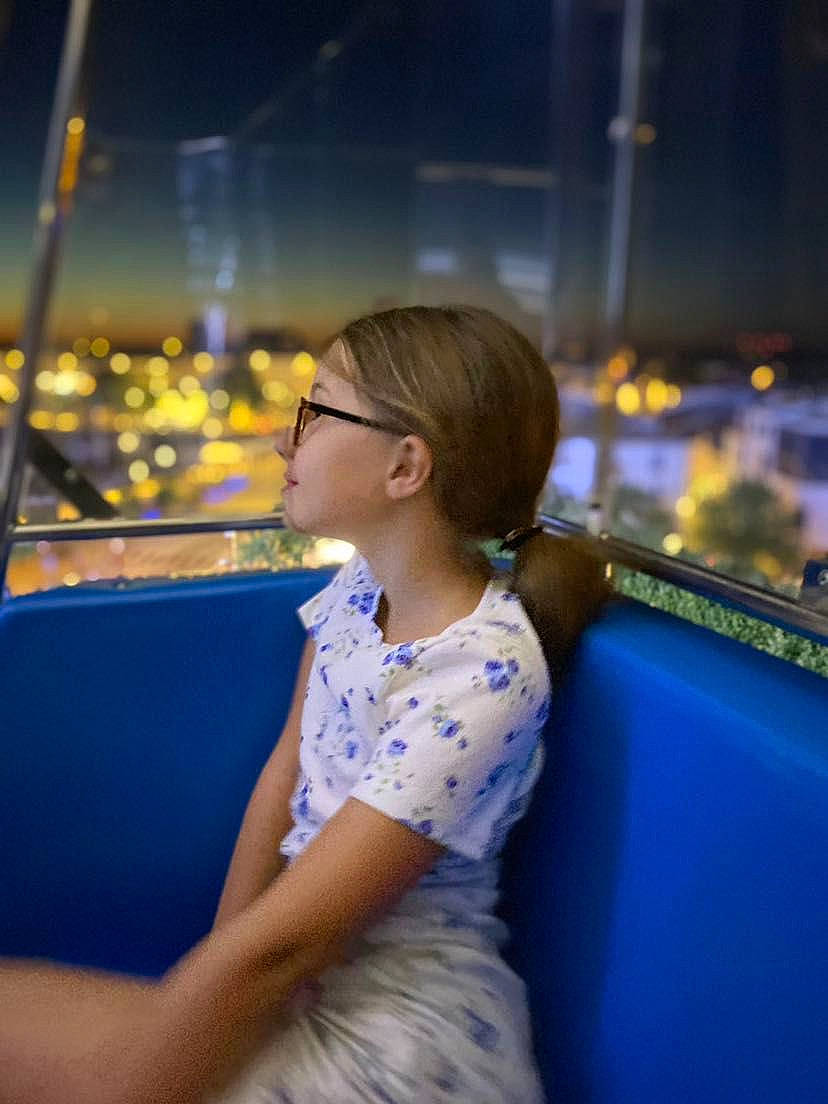 Naima a rejoint le concours — aidez-le/la à gagner de superbes lots ! dress, electric_blue, entertainment, event, eyewear, fashion_design, flash_photography, fun, games, happy, human_leg, leisure, performance, performing_arts, person, public_event, recreation, sitting, thigh, vacation