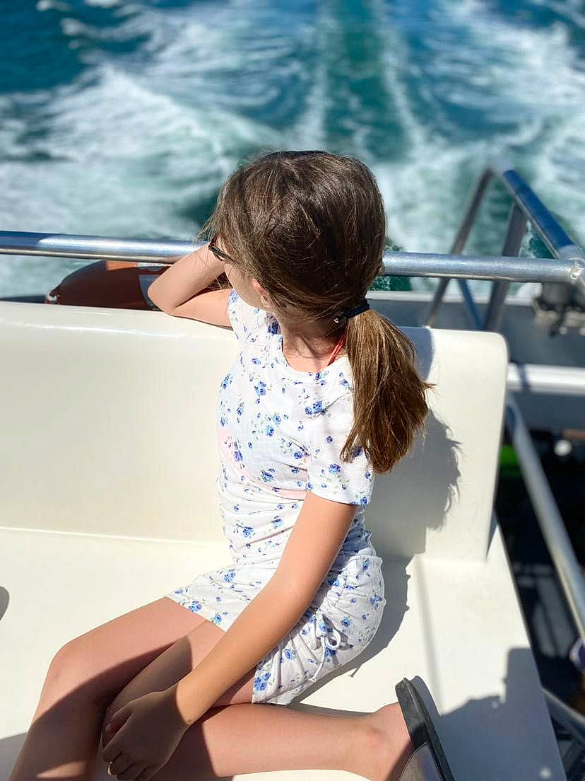 Naima a rejoint le concours — aidez-le/la à gagner de superbes lots ! azure, blue, boat, boats_and_boating_equipment_and_supplies, body_of_water, comfort, human_leg, joint, knee, lap, leg, leisure, naval_architecture, person, recreation, ship, sitting, thigh, waist, water