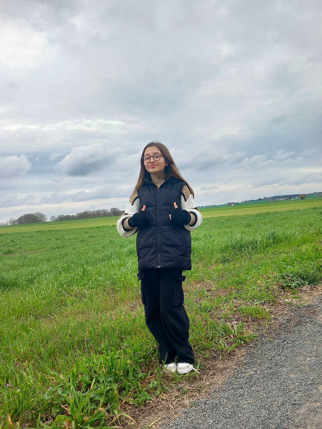 Naima a rejoint le concours — aidez-le/la à gagner de superbes lots ! blond, cloud, field, fun, grass, grassland, happy, joy, landscape, leisure, meadow, natural_landscape, pasture, people_in_nature, person, plant, prairie, recreation, road, sky
