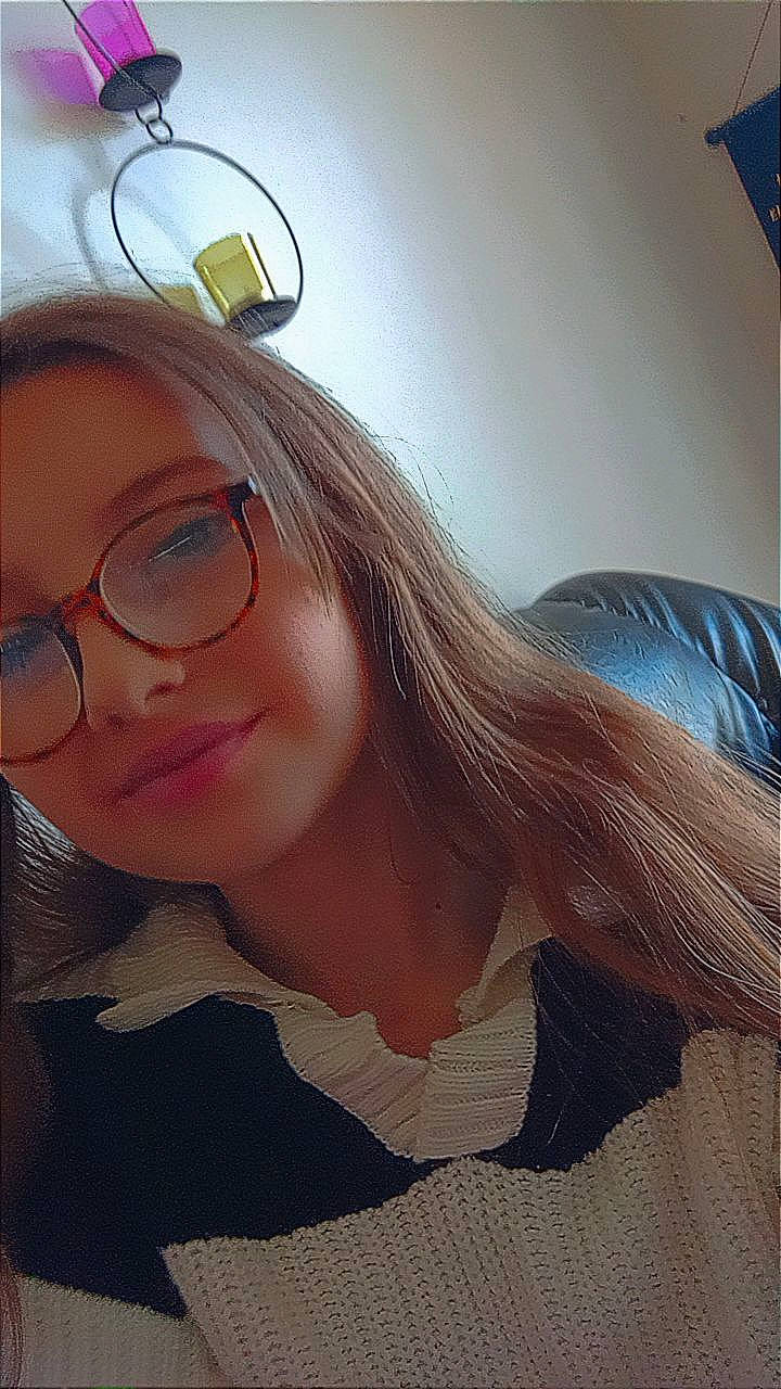 Naima a rejoint le concours — aidez-le/la à gagner de superbes lots ! black_hair, cheek, chin, ear, eye, eye_glass_accessory, eyebrow, eyelash, eyewear, flash_photography, glasses, happy, jaw, layered_hair, lip, nose, person, selfie, smile, tints_and_shades