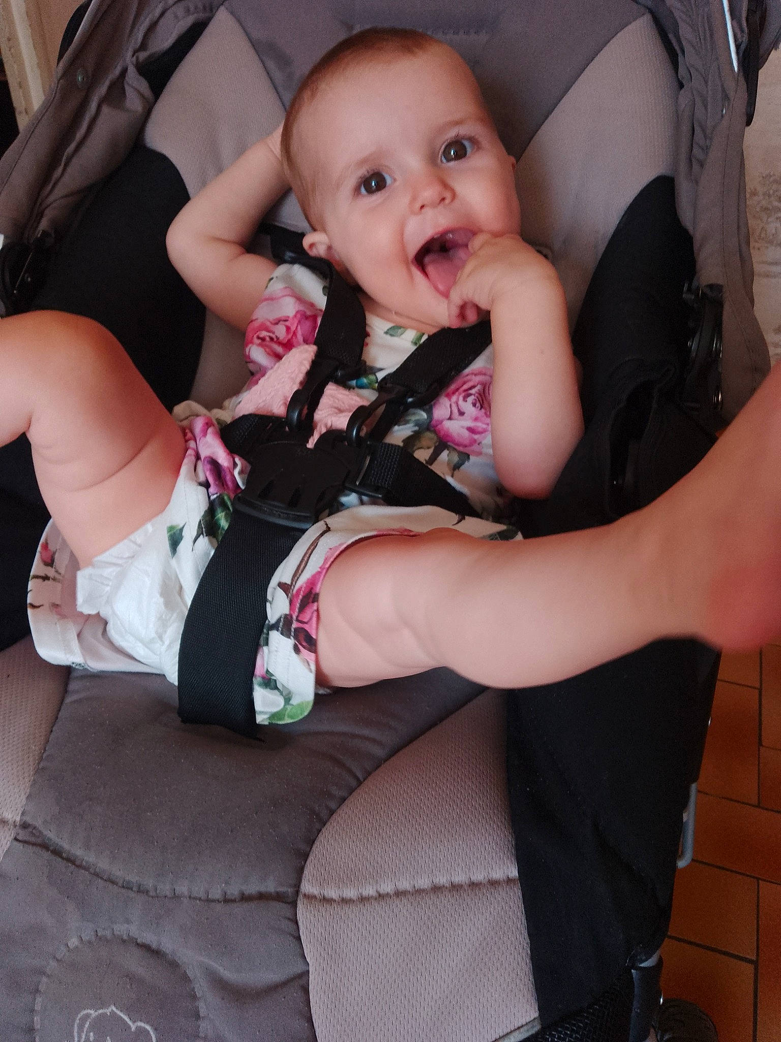 Clarisse participe au concours pour gagner de l'argent avec cette photo : baby, baby_toddler_clothing, chair, cheek, child, comfort, eye, gesture, human_leg, knee, lap, nail, person, pink, skin, sleeve, smile, sock, thigh, thumb