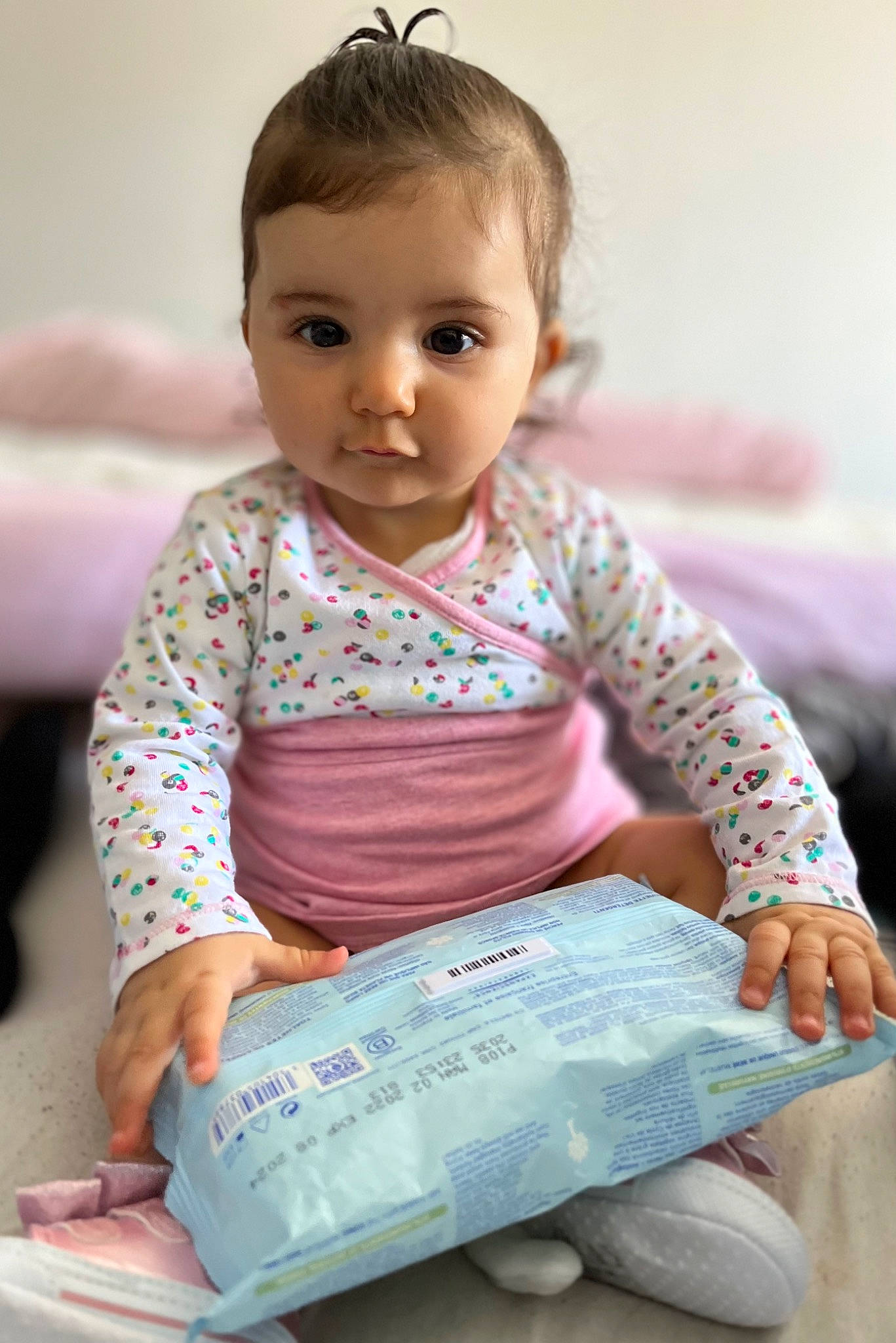 Dayna a rejoint le concours — aidez-le/la à gagner de superbes lots ! baby, baby_playing_with_toys, baby_products, baby_toddler_clothing, cheek, child, comfort, fun, hairstyle, happy, iris, person, play, portrait_photography, reading, room, sitting, skin, sleeve, t_shirt