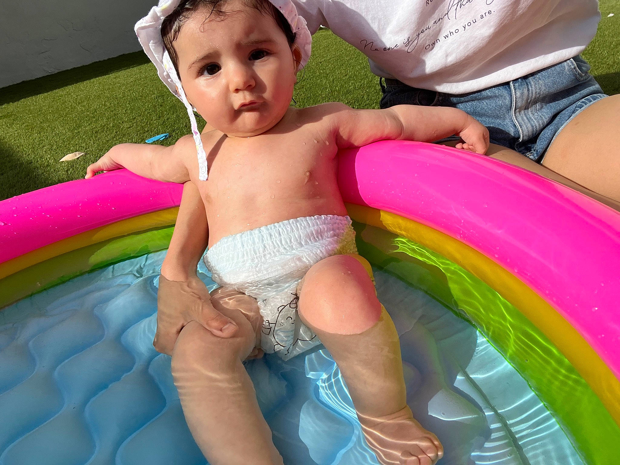 Dayna a rejoint le concours — aidez-le/la à gagner de superbes lots ! baby, bathing, child, event, fun, games, grass, happy, human_body, human_leg, lap, leg, leisure, person, pink, product, recreation, sitting, skin, thigh