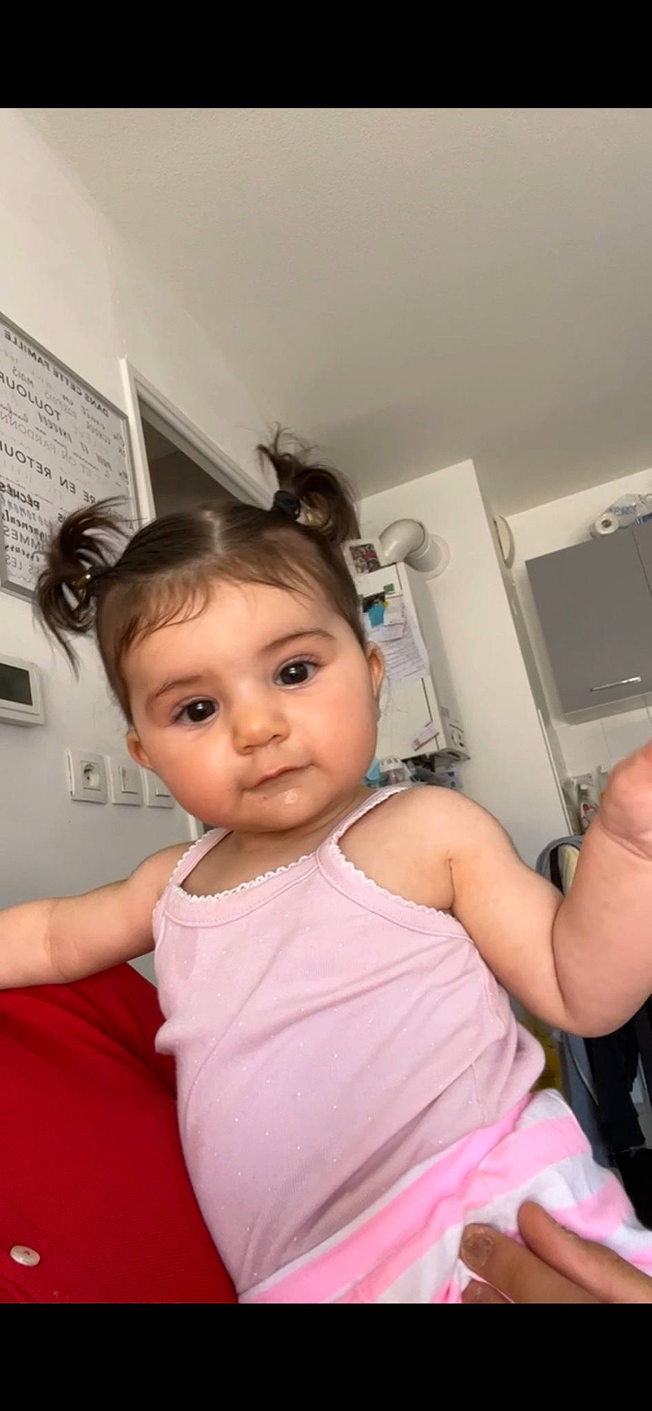 Dayna participe au concours pour gagner de l'argent avec cette photo : arm, baby, baby_toddler_clothing, chest, child, ear, eyebrow, eyelash, flash_photography, flooring, fun, gesture, happy, hearing, home_appliance, iris, neck, person, room, thumb