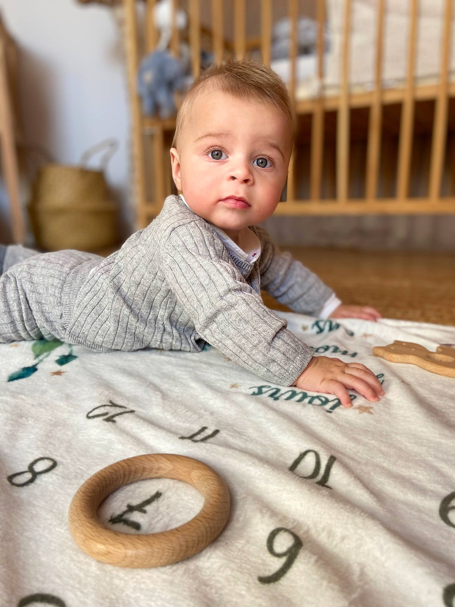 Soa participe au concours pour gagner de l'argent avec cette photo : baby, child, comfort, face, floor, flooring, happy, hardwood, head, human, linens, people, person, room, sitting, skin, sleeve, smile, textile, toddler