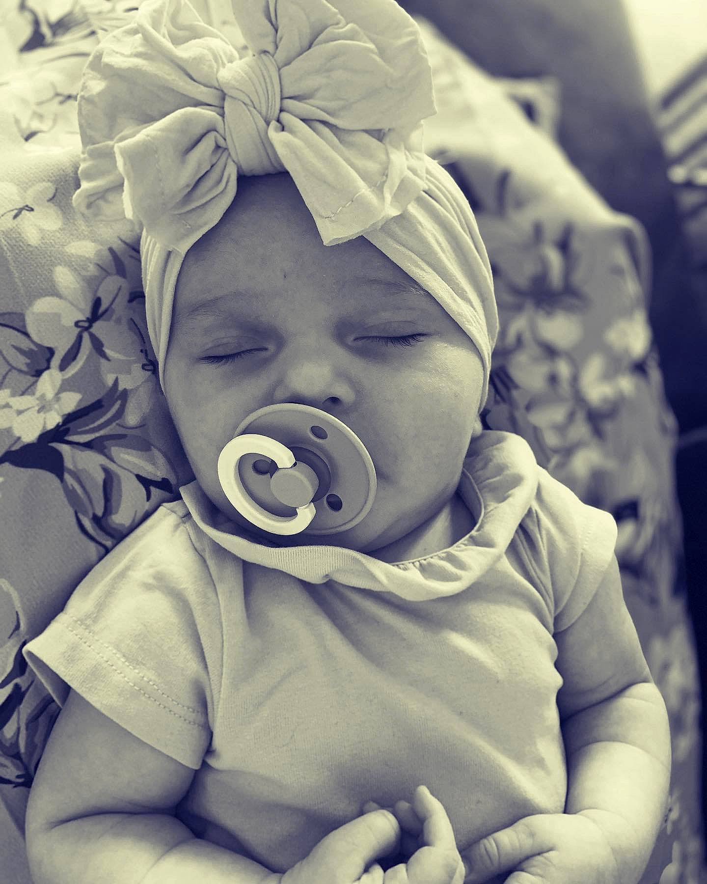 Alba a rejoint le concours — aidez-le/la à gagner de superbes lots ! baby, baby_sleeping, baby_toddler_clothing, cheek, close_up, comfort, cool, eye, face, facial_expression, flash_photography, happy, head, headwear, iris, monochrome, monochrome_photography, mouth, person, skin