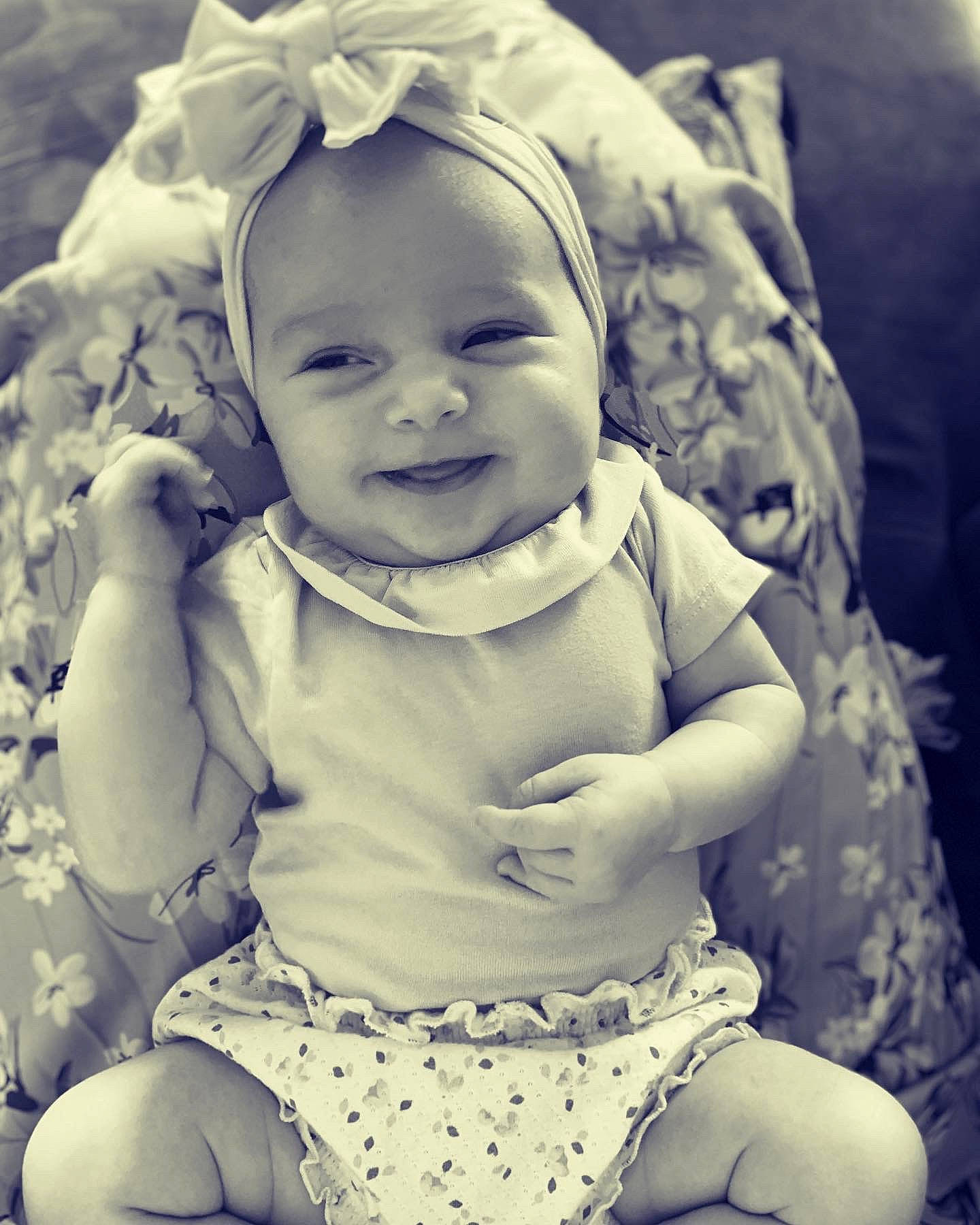 Alba participe au concours pour gagner de l'argent avec cette photo : arm, baby_toddler_clothing, cheek, face, finger, flash_photography, gesture, hand, happy, head, human_body, iris, joy, lip, mouth, people_in_nature, person, photograph, skin, smile