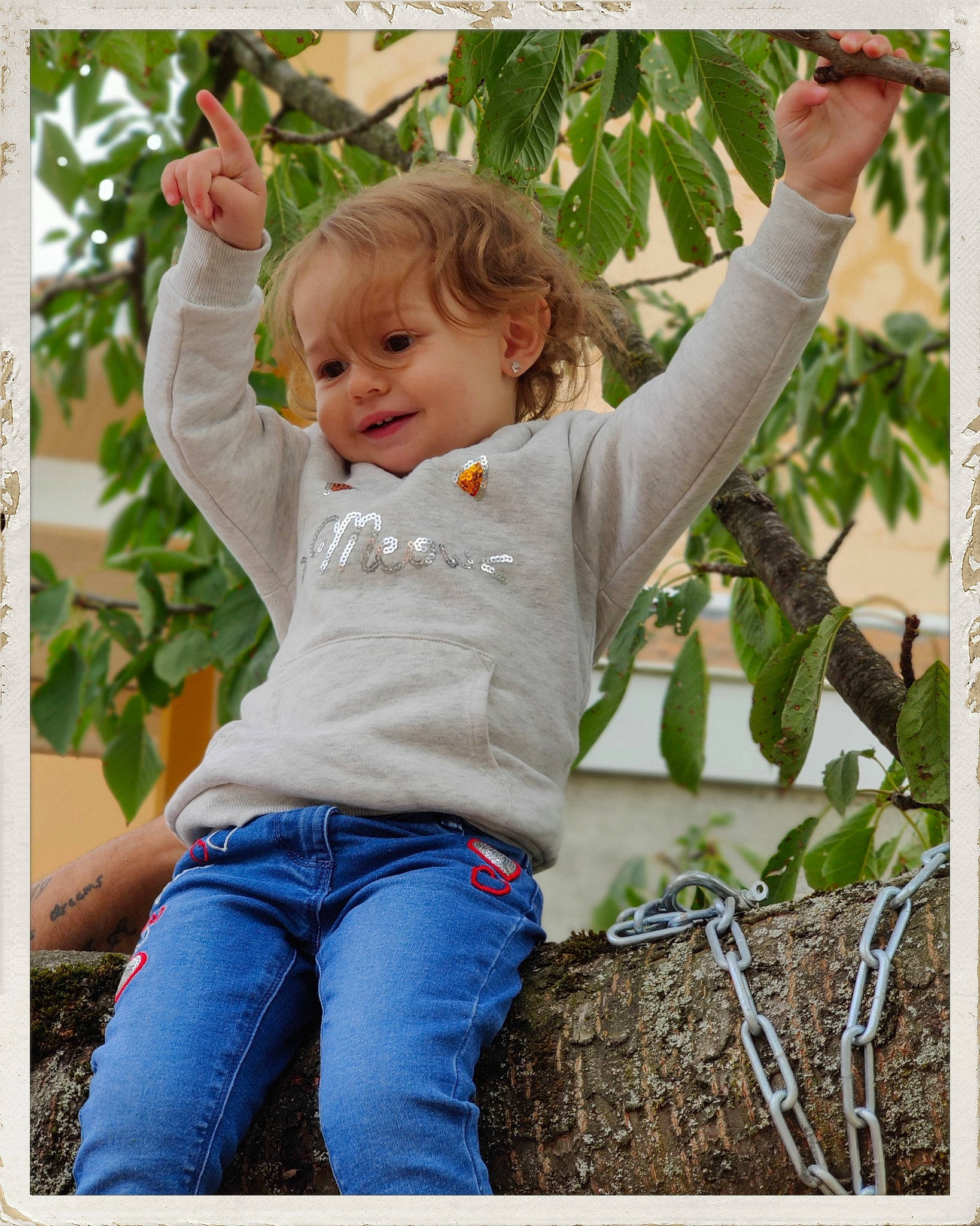 Cassandra participe au concours pour gagner de l'argent avec cette photo : adaptation, baby, child, denim, happy, jeans, leaf, male, people_in_nature, person, photograph, photography, plant, play, portrait, toddler, tree