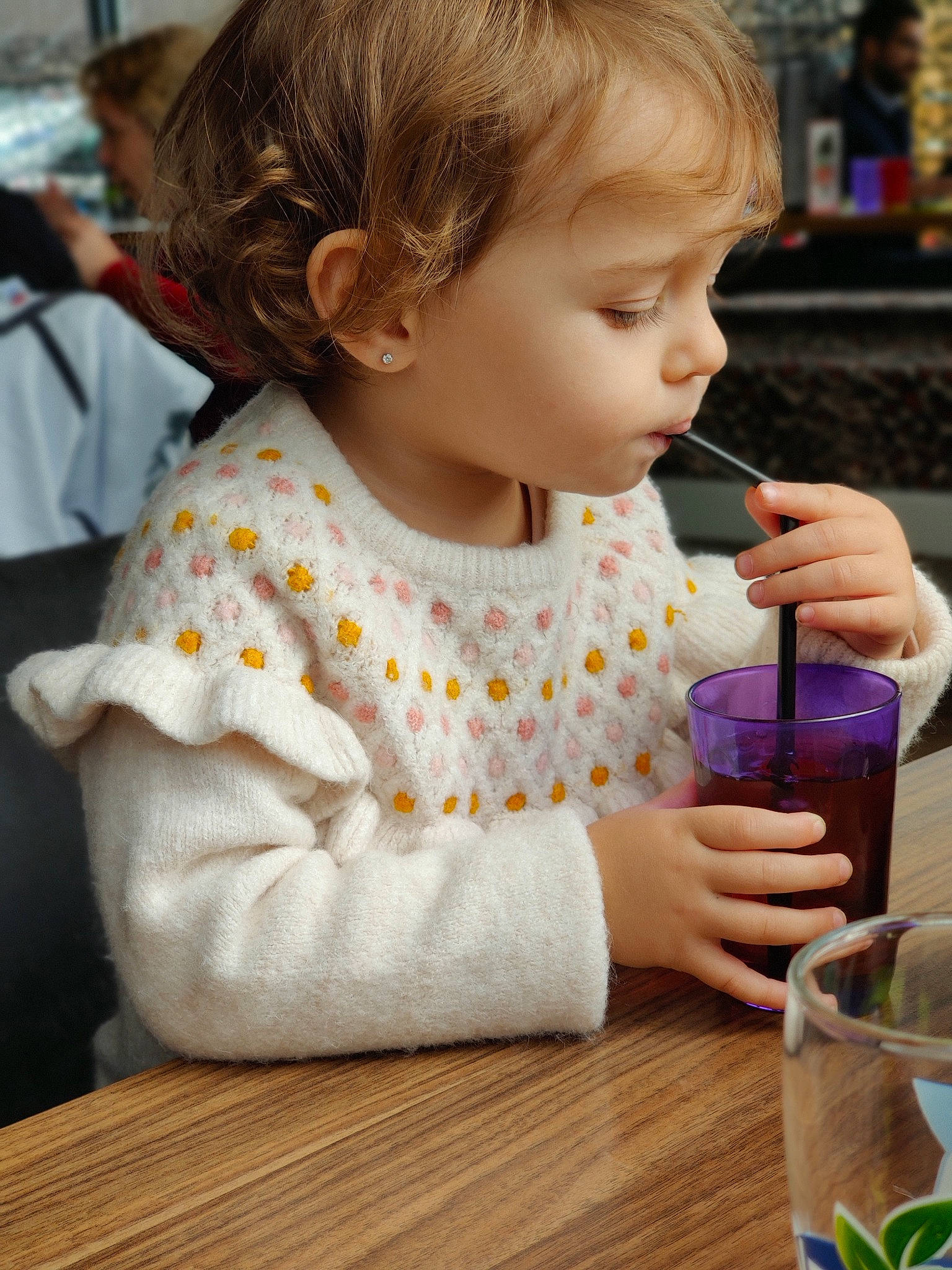 Cassandra participe au concours pour gagner de l'argent avec cette photo : baby, child, drink, drinking, person, play, toddler, water