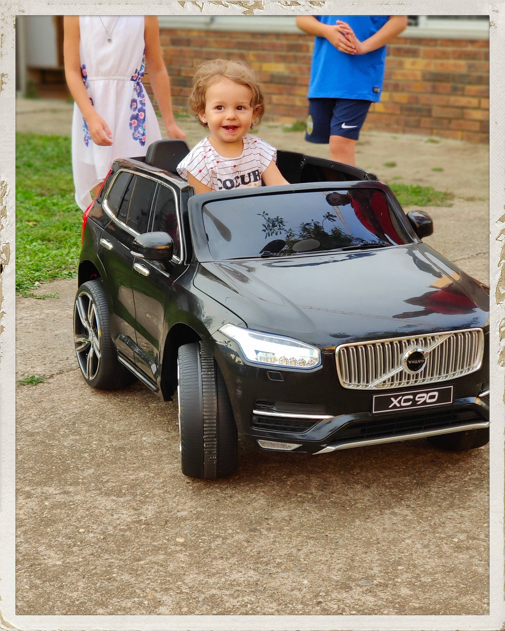 Cassandra participe au concours pour gagner de l'argent avec cette photo : automotive_design, car, compact_sport_utility_vehicle, crossover_suv, jeep, joy, land_vehicle, motor_vehicle, person, product, sport_utility_vehicle, vehicle