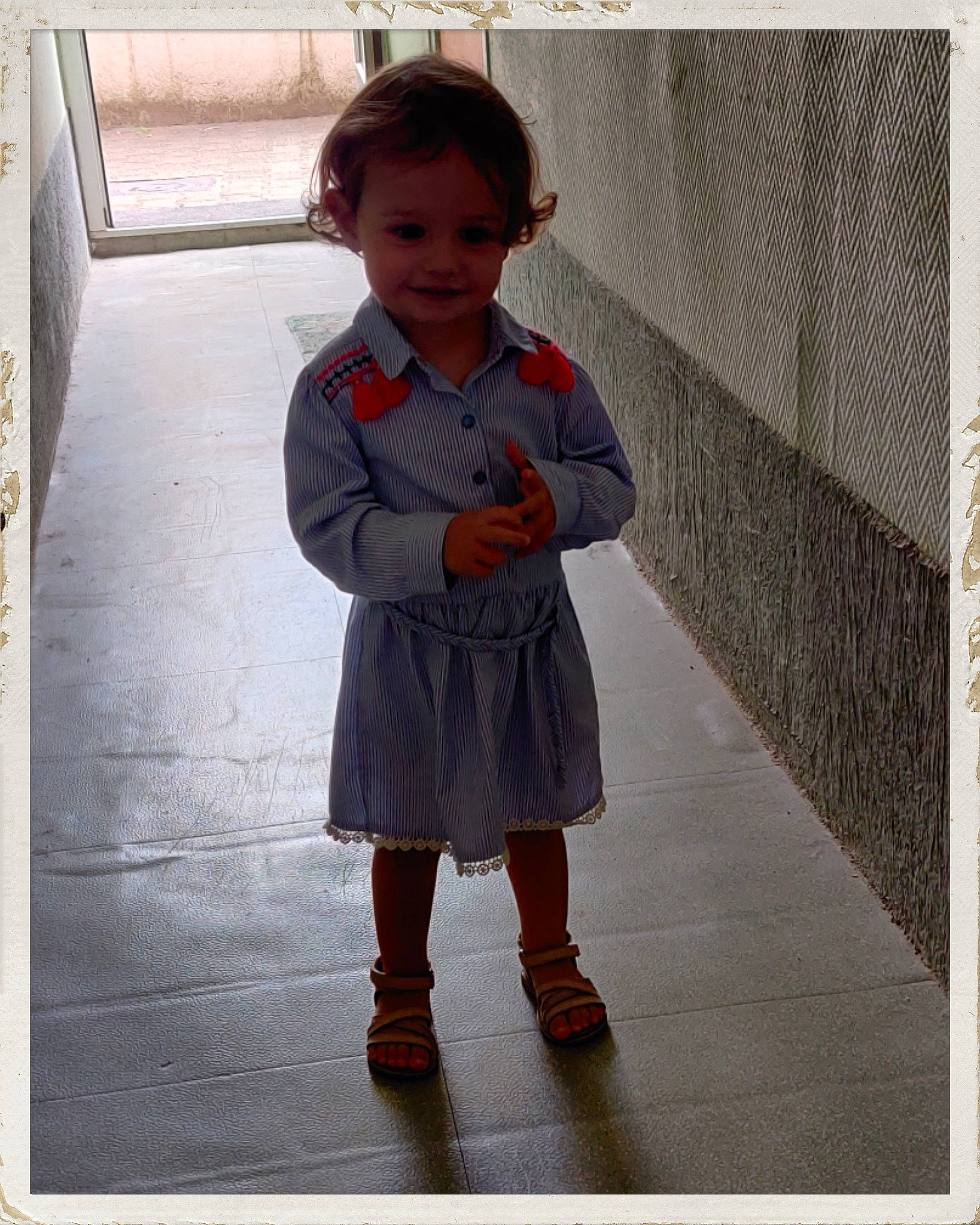 Cassandra a rejoint le concours — aidez-le/la à gagner de superbes lots ! child, child_model, clothing, footwear, joy, knee, outerwear, person, shoe, smile, snapshot, standing, toddler