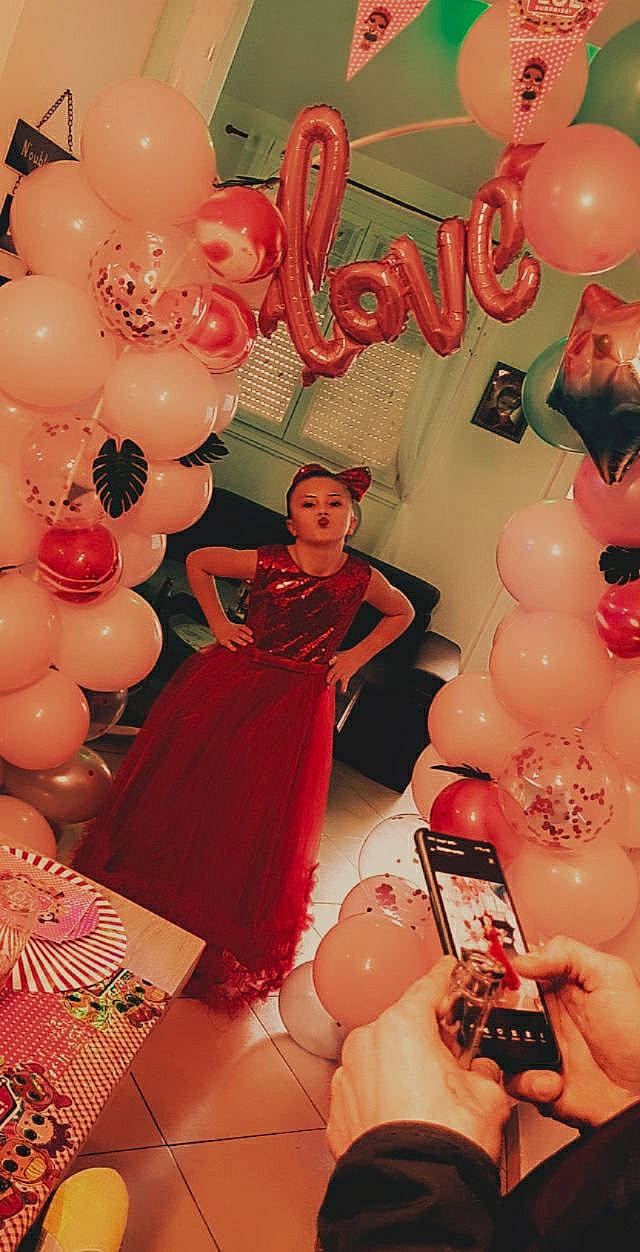 Sana participe au concours pour gagner de l'argent avec cette photo : balloon, beauty, decoration, design, event, fashion, fashion_design, formal_wear, fun, happy, holiday, human_body, interior_design, magenta, party, party_supply, peach, person, pink, red