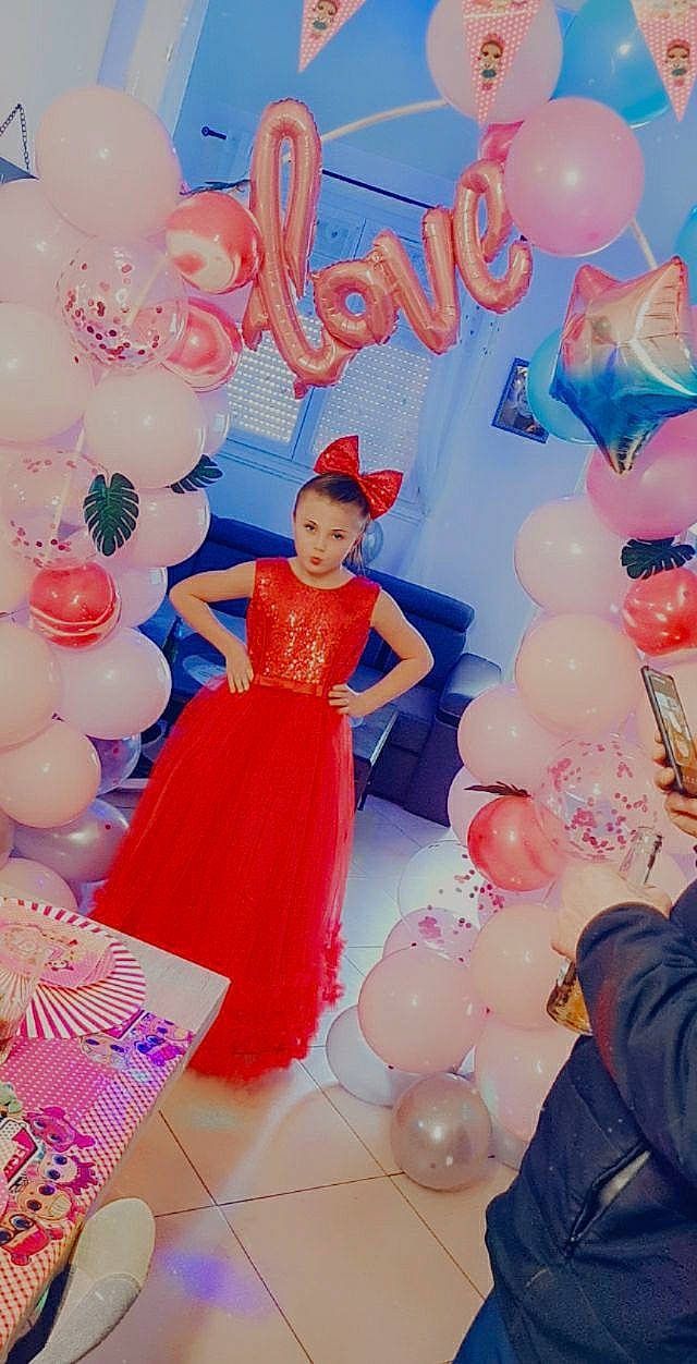 Sana participe au concours pour gagner de l'argent avec cette photo : balloon, beauty, child, dress, electric_blue, event, fashion_design, fun, happy, hat, leisure, magenta, party_supply, person, pink, product, recreation, sweetness, textile, trousers