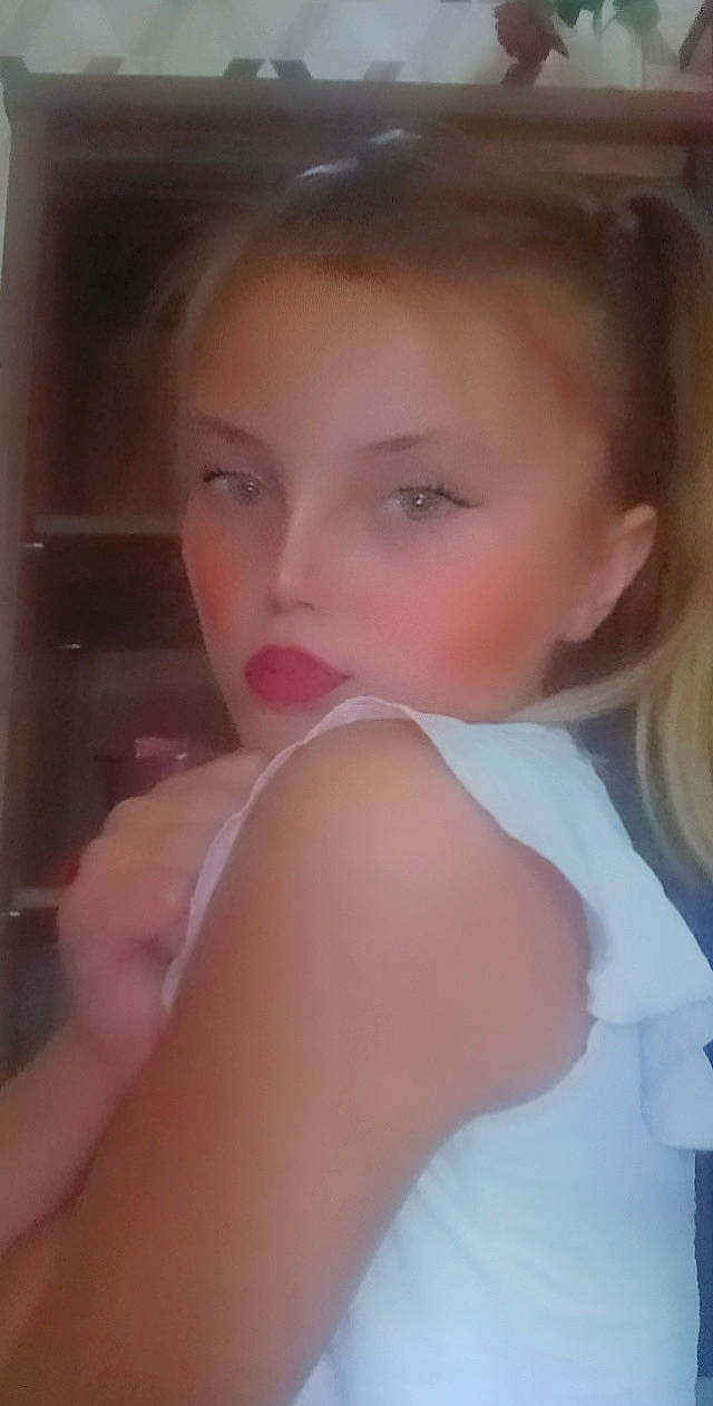 Sana participe au concours pour gagner de l'argent avec cette photo : black_hair, brown_hair, cheek, chest, ear, elbow, eyebrow, eyelash, fashion_accessory, fun, gesture, hair, human_leg, jaw, lip, long_hair, neck, nose, person, selfie